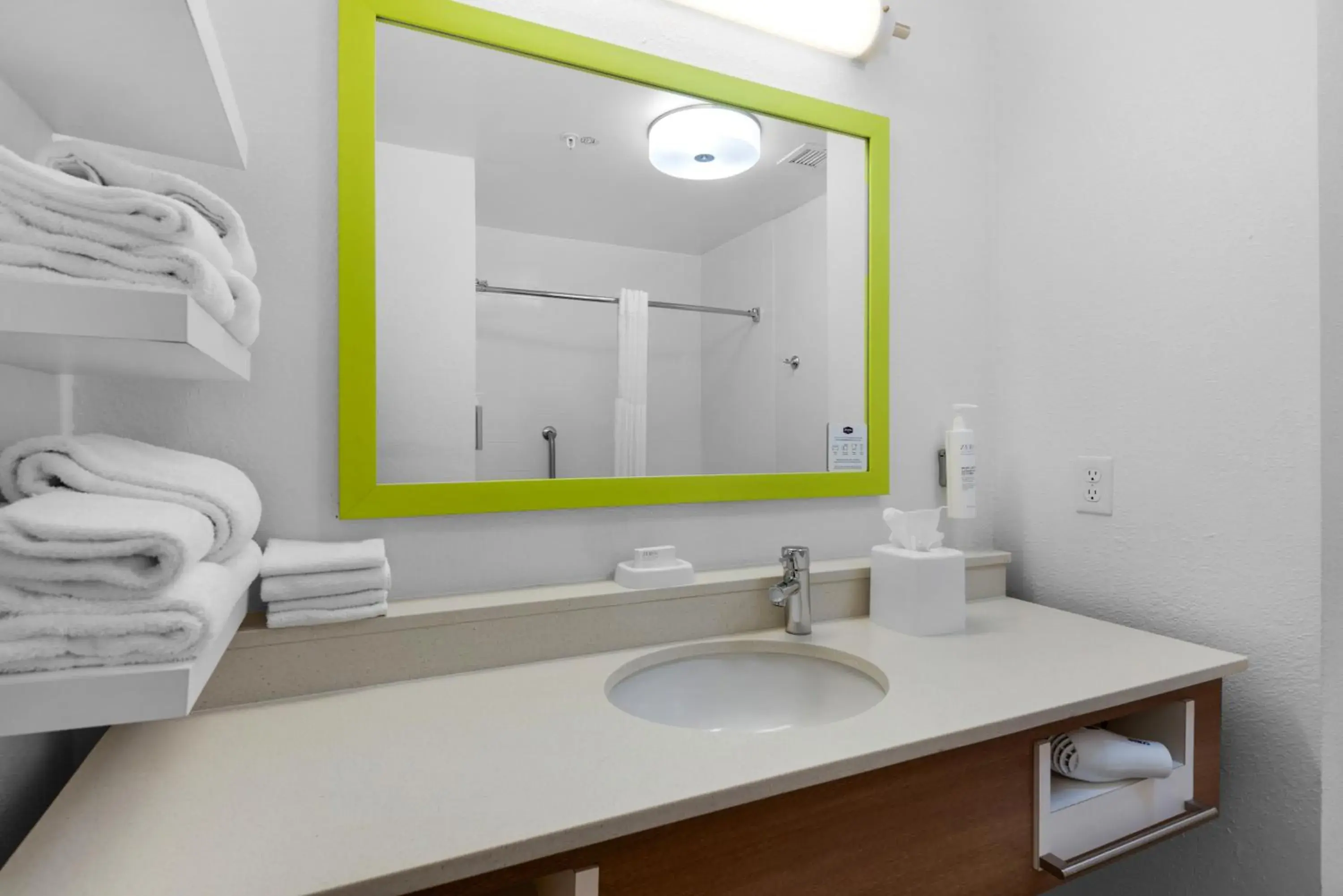 Queen Room with Two Queen Beds - Hearing Access/Non-Smoking in Hampton Inn & Suites Pensacola I-10 N at University Town Plaza Queen Room with Two Queen Beds - Hearing Access/Non-Smoking in Hampton Inn & Suites Pensacola I-10 N at University Town Plaza