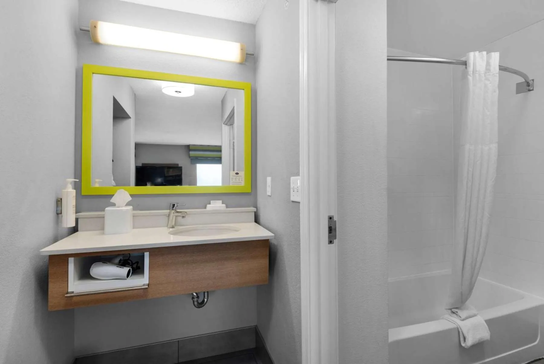 Bathroom in Hampton Inn & Suites Pensacola I-10 N at University Town Plaza