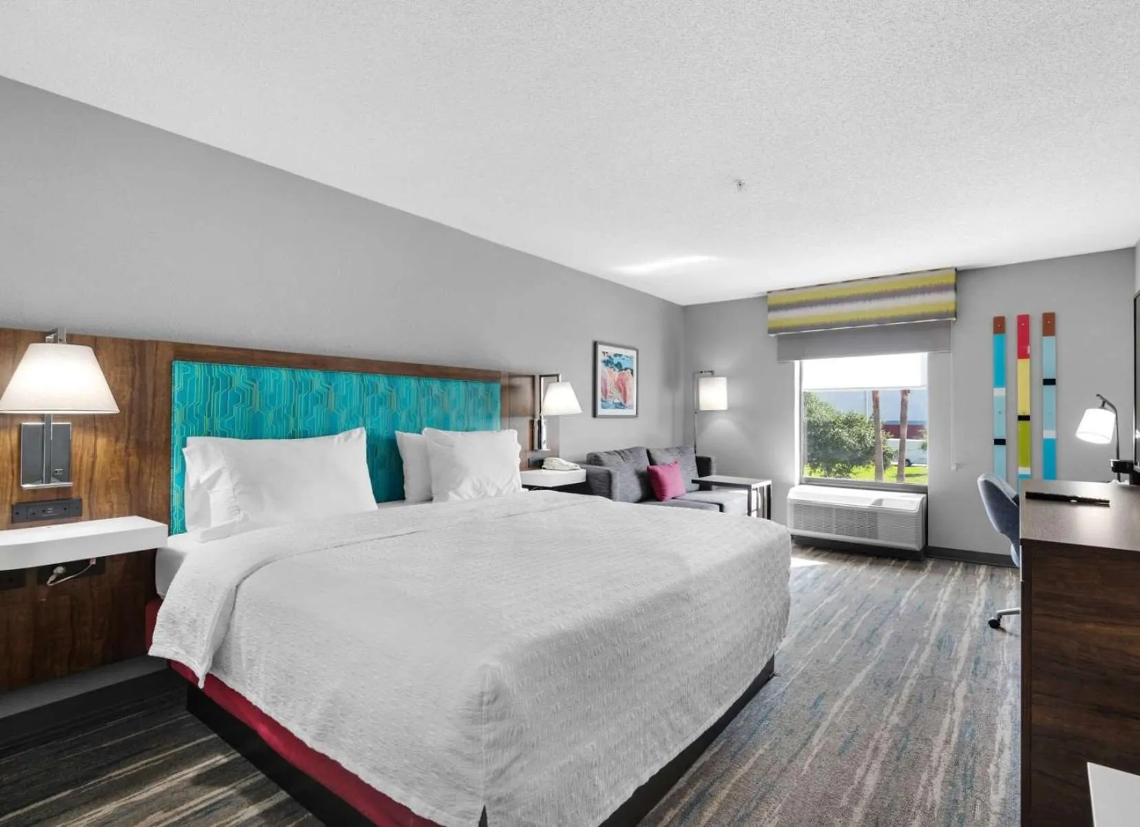 Living room, Bed in Hampton Inn & Suites Pensacola I-10 N at University Town Plaza