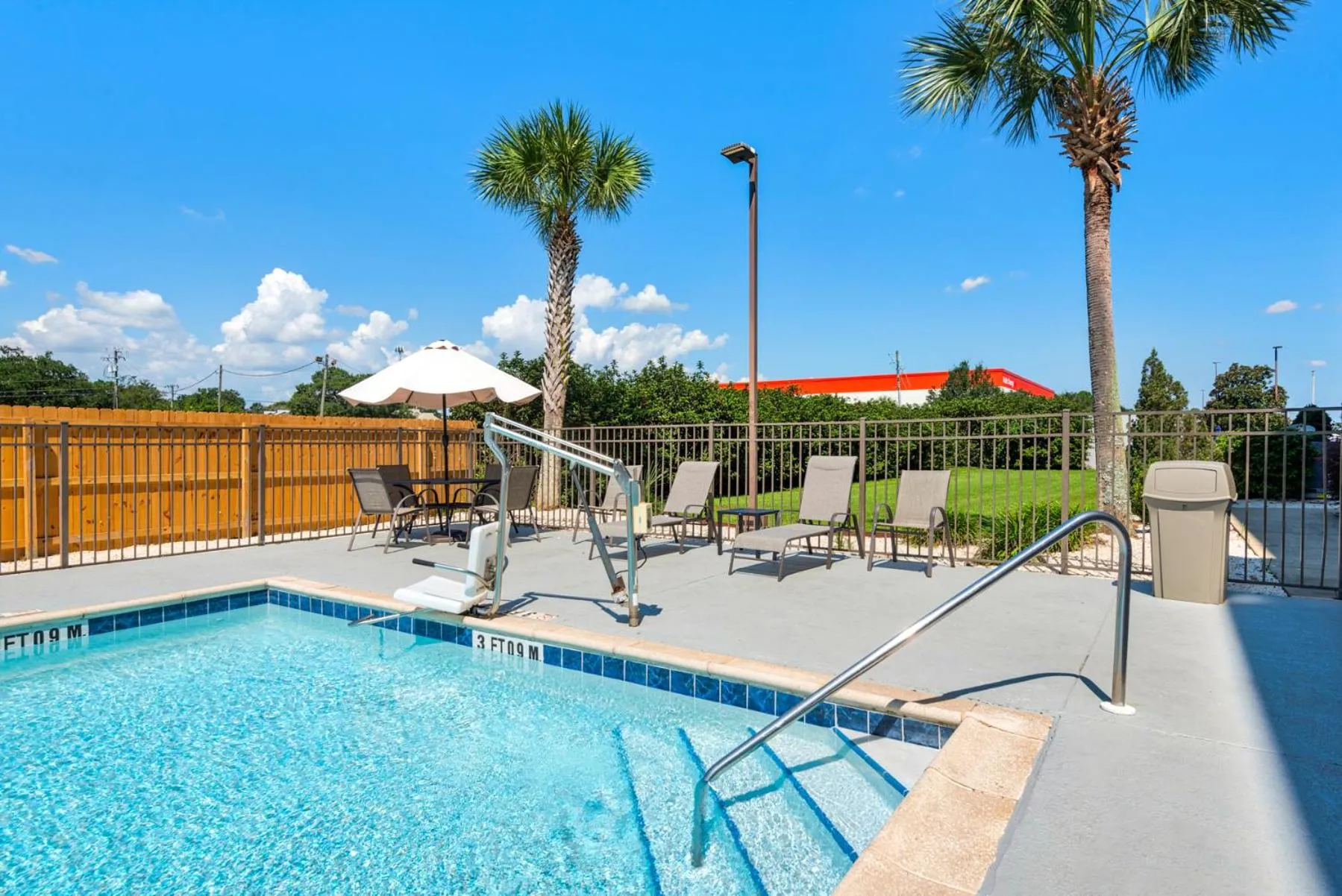 Swimming pool in Hampton Inn & Suites Pensacola I-10 N at University Town Plaza