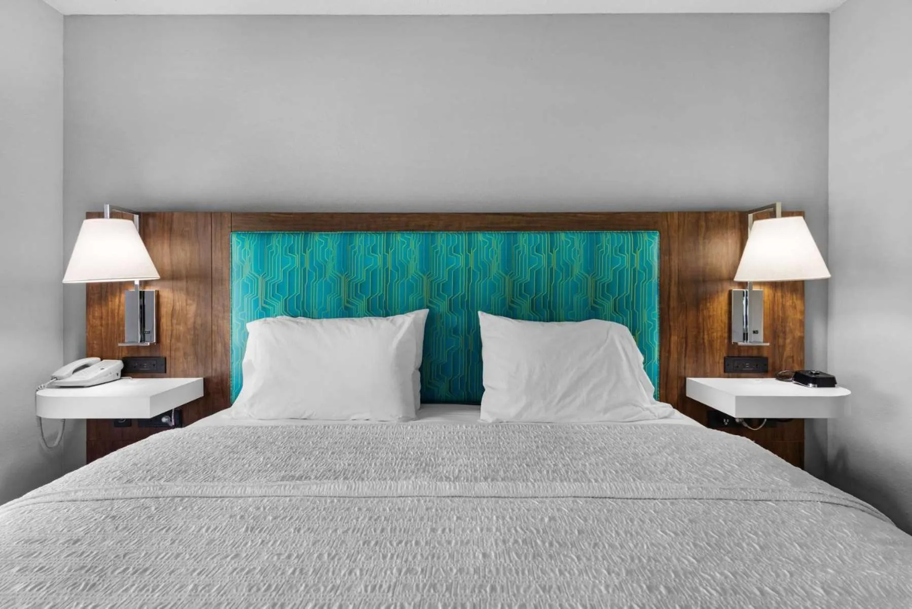 Bed in Hampton Inn & Suites Pensacola I-10 N at University Town Plaza