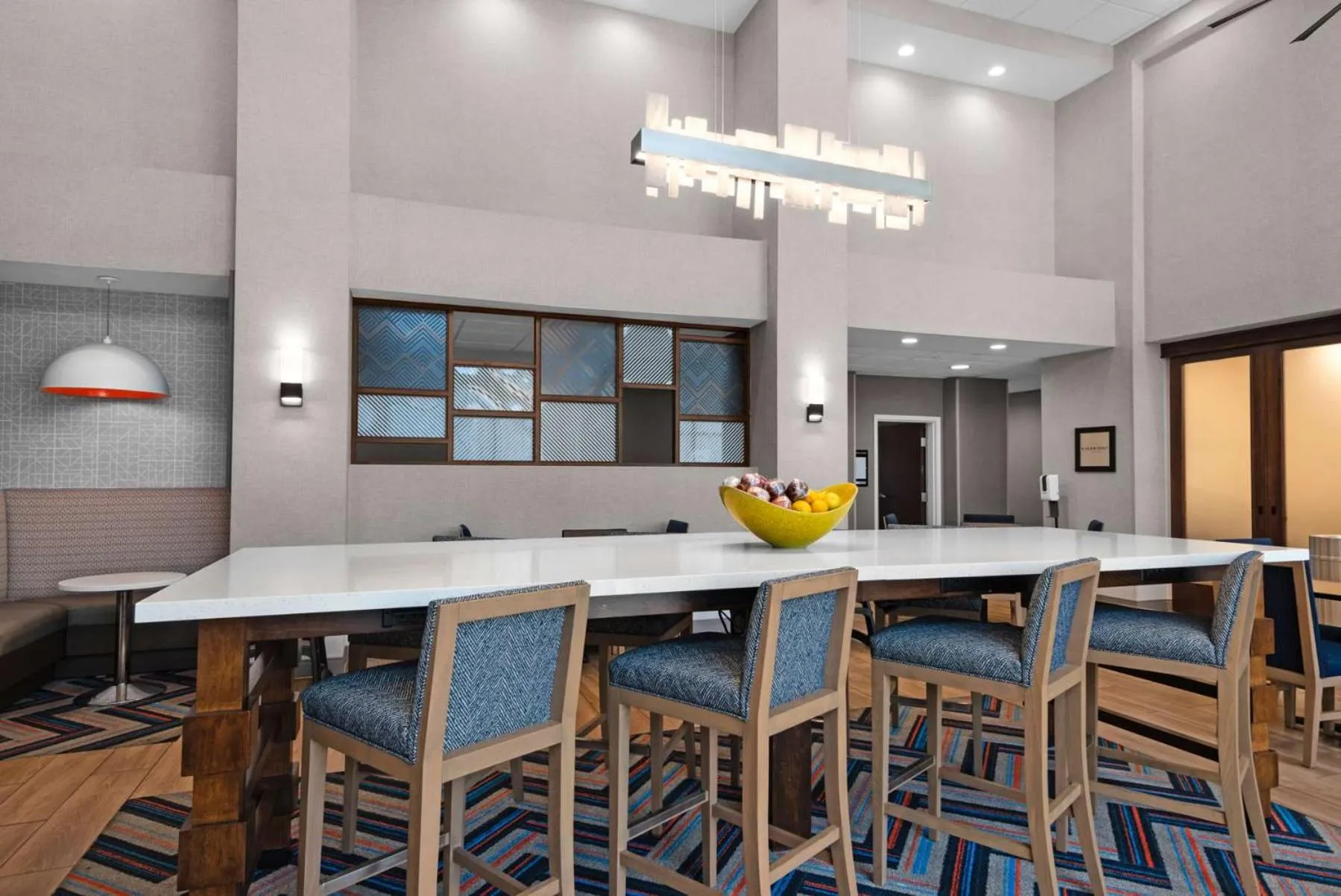 Dining area in Hampton Inn & Suites Pensacola I-10 N at University Town Plaza