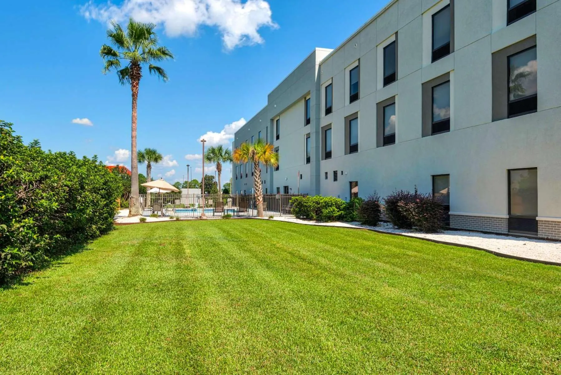 Property building in Hampton Inn & Suites Pensacola I-10 N at University Town Plaza