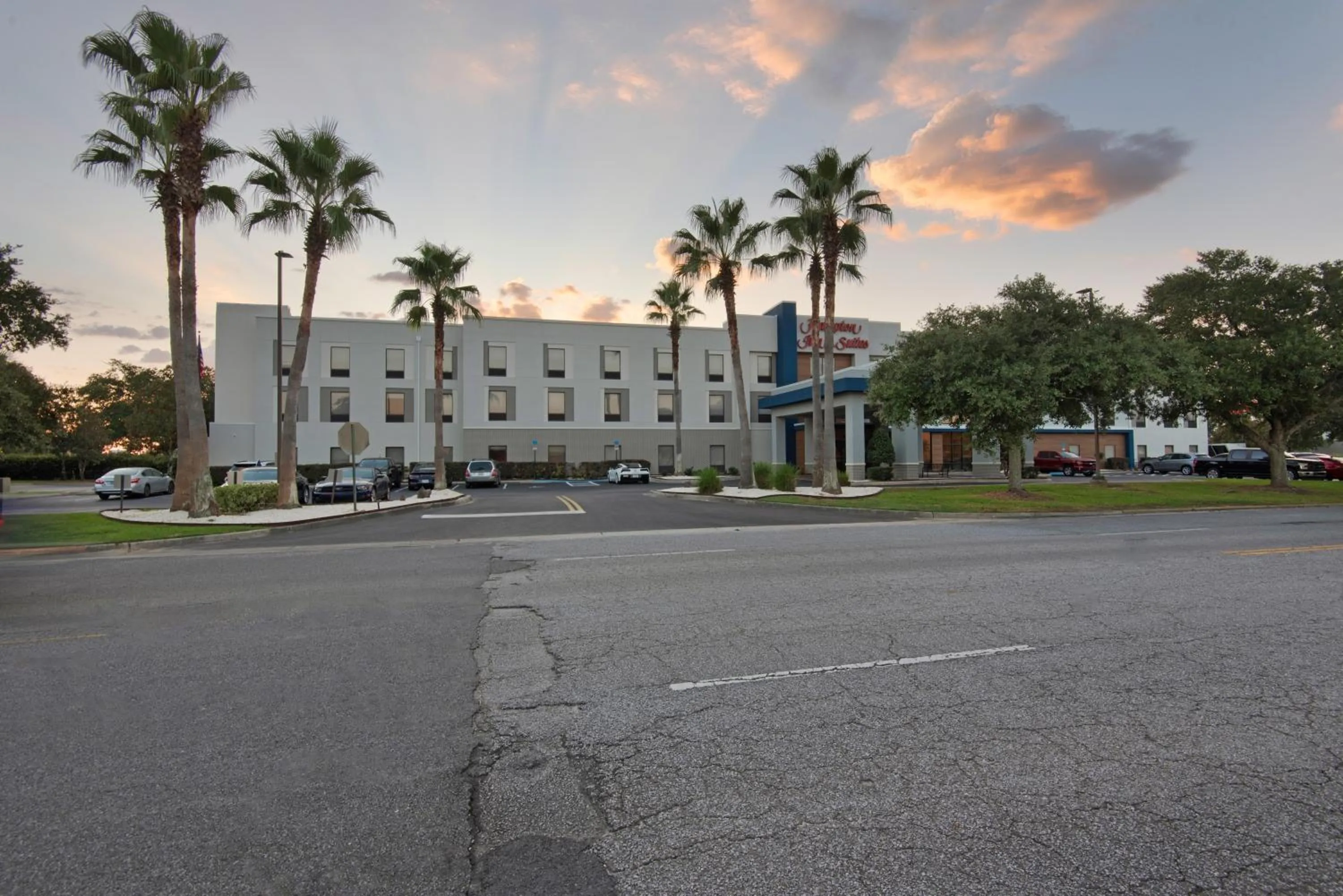 Property building in Hampton Inn & Suites Pensacola I-10 N at University Town Plaza