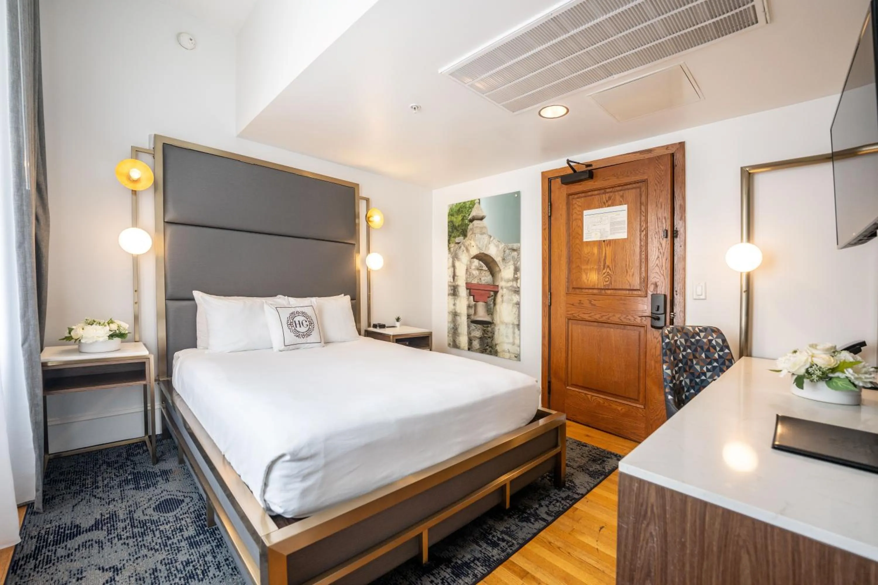 Bed in Hotel Gibbs Downtown Riverwalk