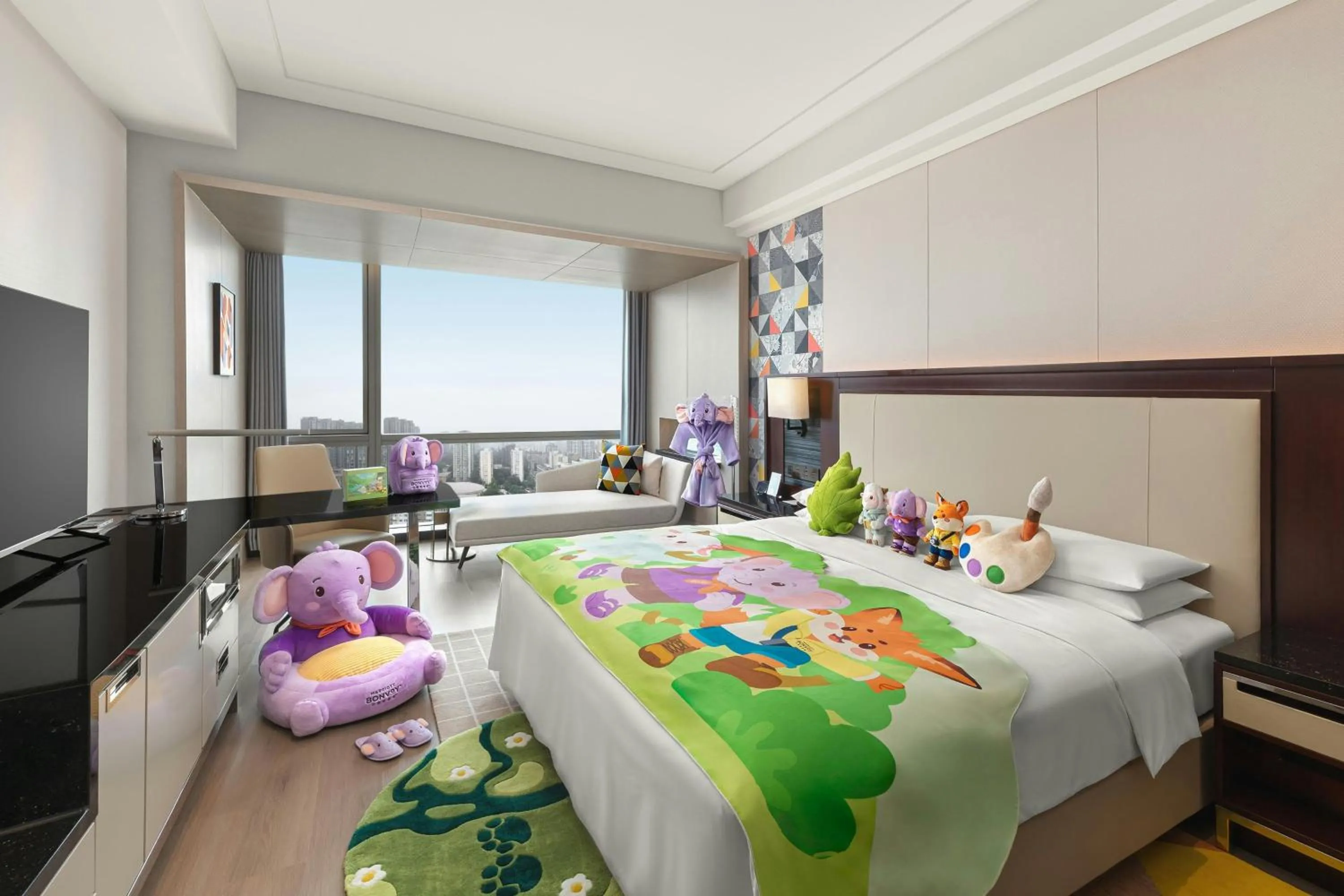 Photo of the whole room, Bed in Renaissance Beijing Capital Hotel