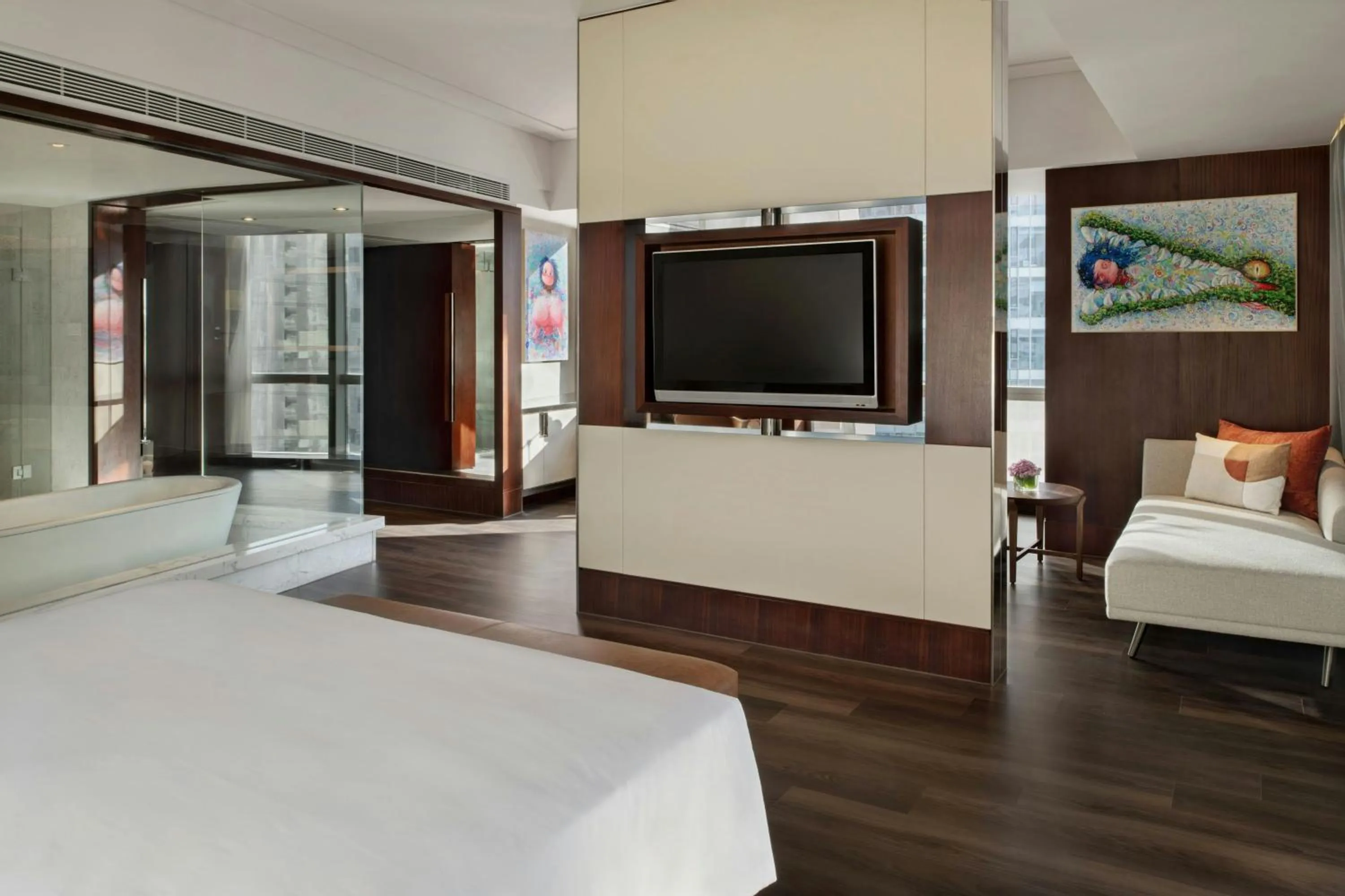 Photo of the whole room, Bed in Renaissance Beijing Capital Hotel