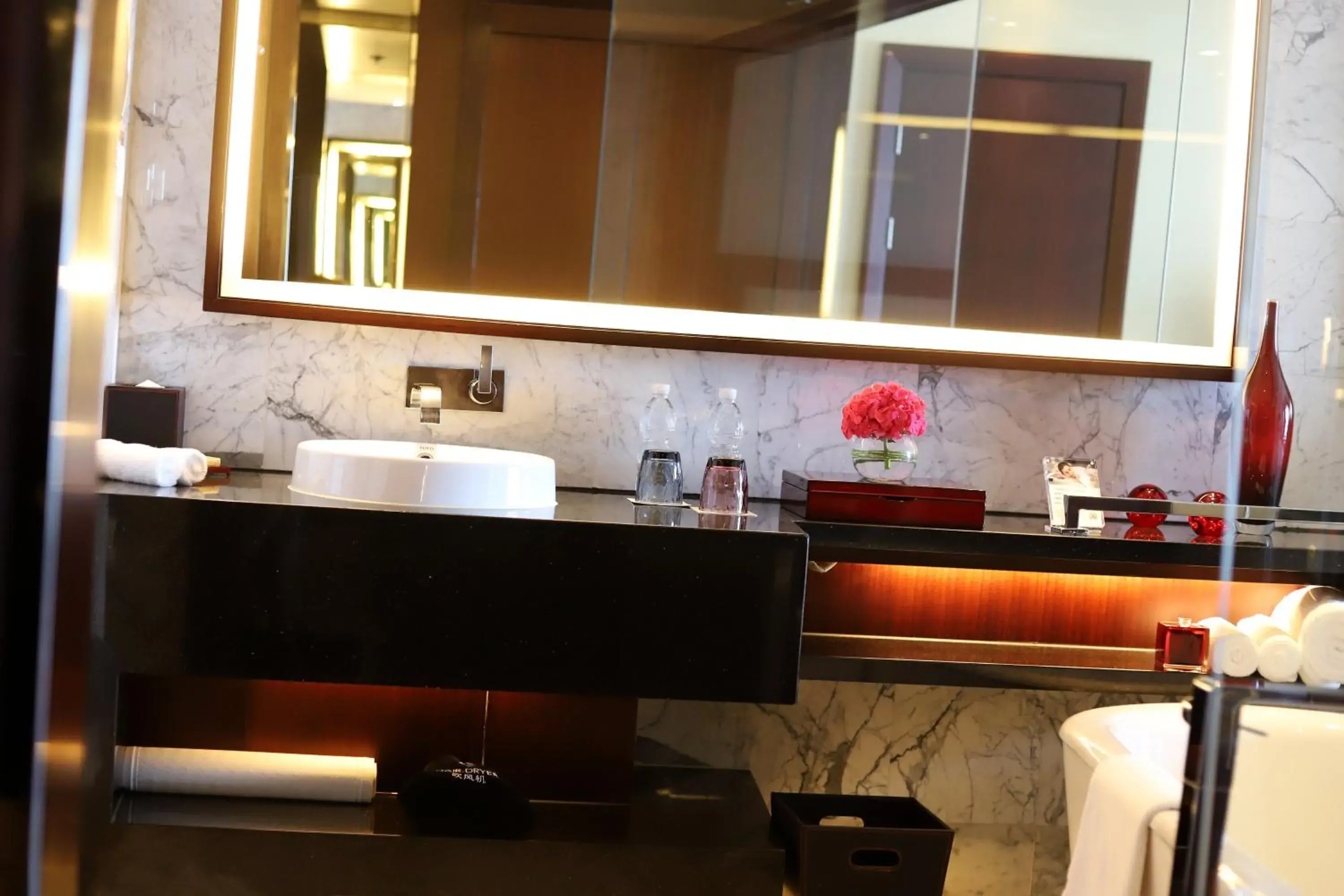 Club level, Guest room, 2 Twin Beds Room (include Happy Hour Alcohol Drinks & Light Buffet + 10% for Food & Beverage) in Renaissance Beijing Capital Hotel Club level, Guest room, 2 Twin Beds Room (include Happy Hour Alcohol Drinks & Light Buffet + 10% for Food & Beverage) in Renaissance Beijing Capital Hotel