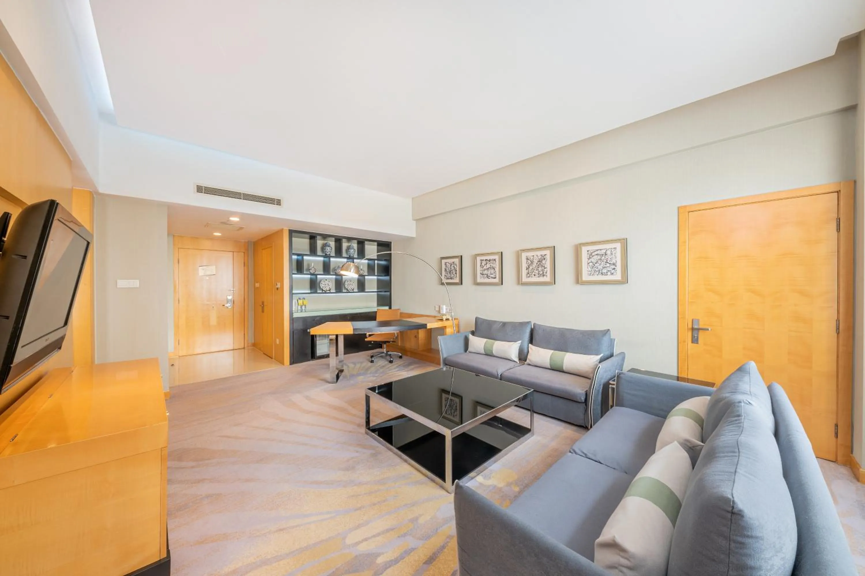 Living room in Holiday Inn Beijing Deshengmen by IHG on 2nd Ring Road Extension 10-15 minute taxi ride to Shichahai Lama Temple Drum Tower Close to Beijing North Station for Badaling Great Wall Near Exit B Jishuitan Metro Line 2