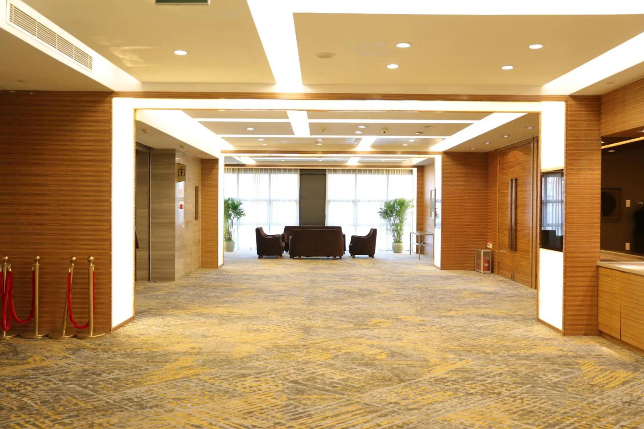 Lobby or reception in Holiday Inn Beijing Deshengmen by IHG on 2nd Ring Road Extension 10-15 minute taxi ride to Shichahai Lama Temple Drum Tower Close to Beijing North Station for Badaling Great Wall Near Exit B Jishuitan Metro Line 2