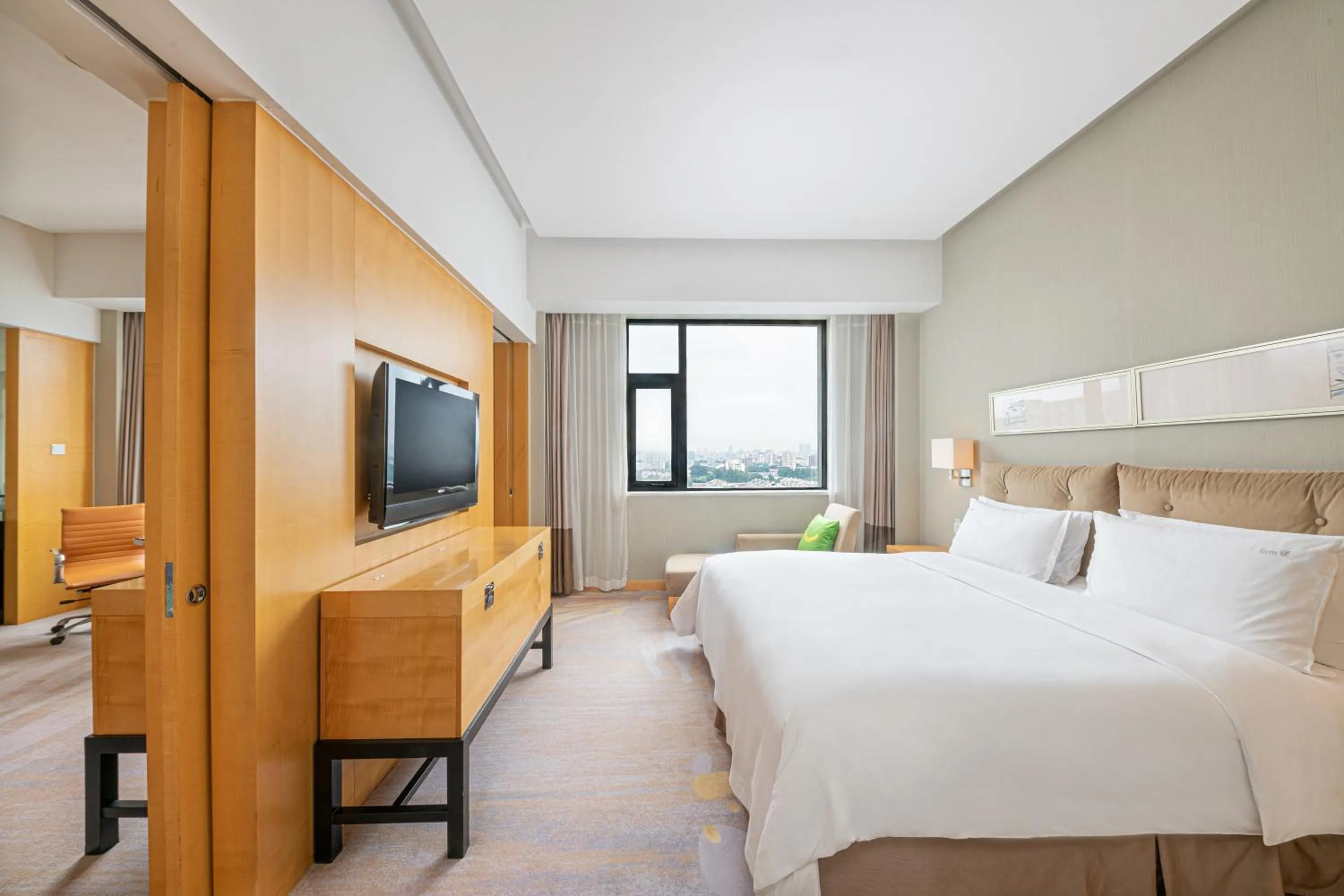 Bedroom, Bed in Holiday Inn Beijing Deshengmen by IHG on 2nd Ring Road Extension 10-15 minute taxi ride to Shichahai Lama Temple Drum Tower Close to Beijing North Station for Badaling Great Wall Near Exit B Jishuitan Metro Line 2