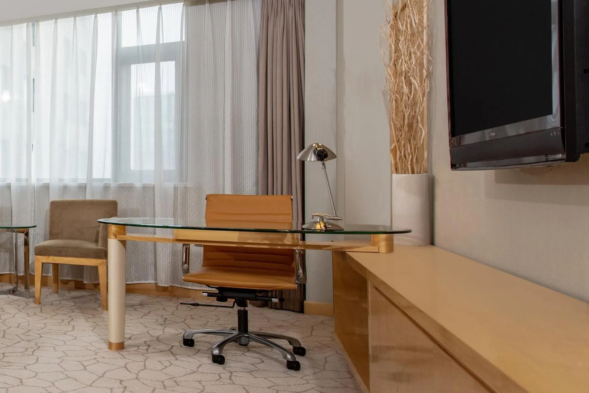 Bedroom in Holiday Inn Beijing Deshengmen by IHG on 2nd Ring Road Extension 10-15 minute taxi ride to Shichahai Lama Temple Drum Tower Close to Beijing North Station for Badaling Great Wall Near Exit B Jishuitan Metro Line 2