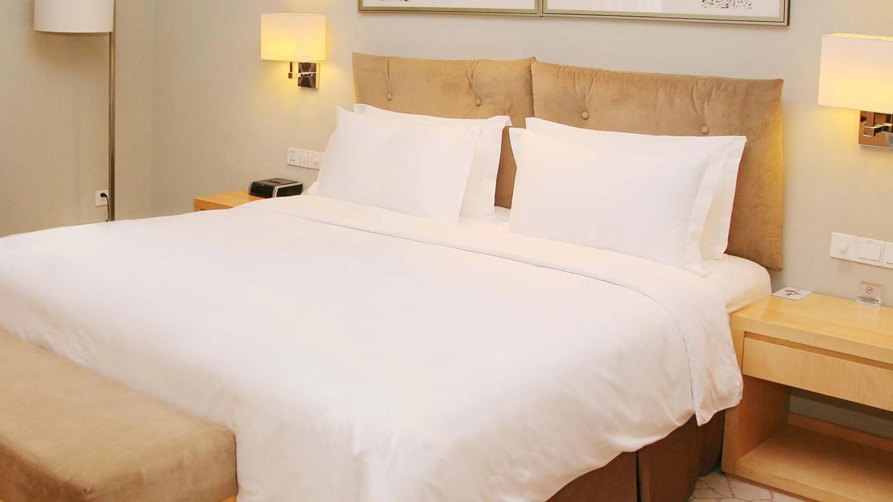 Bedroom, Bed in Holiday Inn Beijing Deshengmen by IHG on 2nd Ring Road Extension 10-15 minute taxi ride to Shichahai Lama Temple Drum Tower Close to Beijing North Station for Badaling Great Wall Near Exit B Jishuitan Metro Line 2