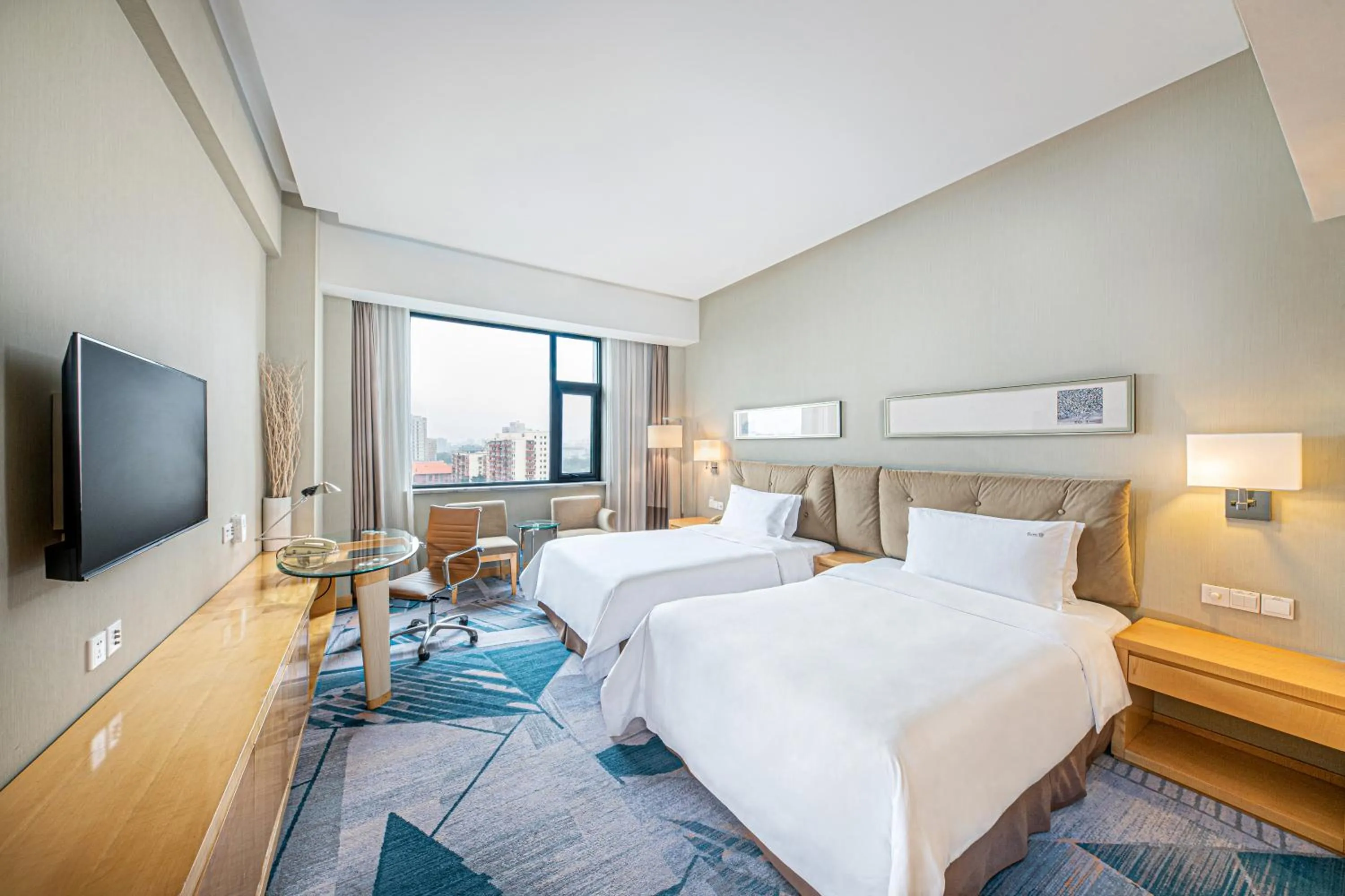 Photo of the whole room, Bed in Holiday Inn Beijing Deshengmen by IHG on 2nd Ring Road Extension 10-15 minute taxi ride to Shichahai Lama Temple Drum Tower Close to Beijing North Station for Badaling Great Wall Near Exit B Jishuitan Metro Line 2