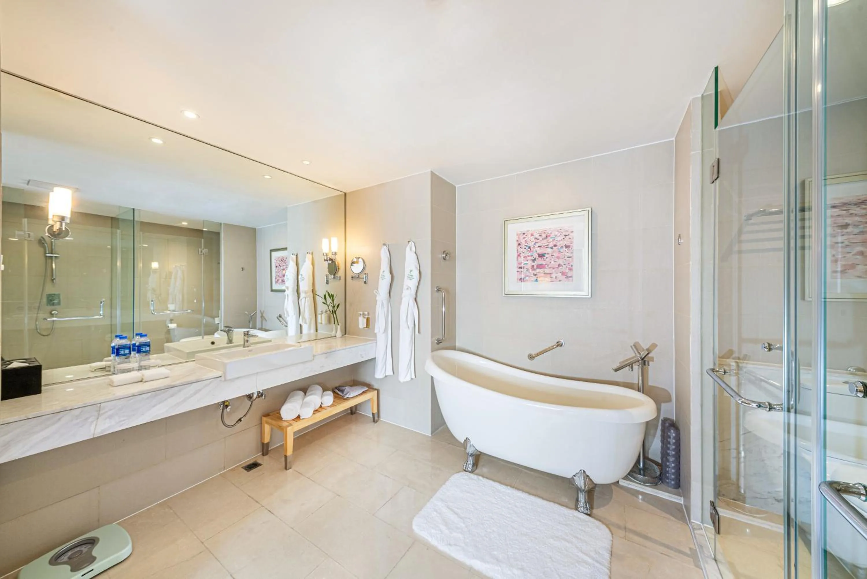 Bathroom in Holiday Inn Beijing Deshengmen by IHG on 2nd Ring Road Extension 10-15 minute taxi ride to Shichahai Lama Temple Drum Tower Close to Beijing North Station for Badaling Great Wall Near Exit B Jishuitan Metro Line 2