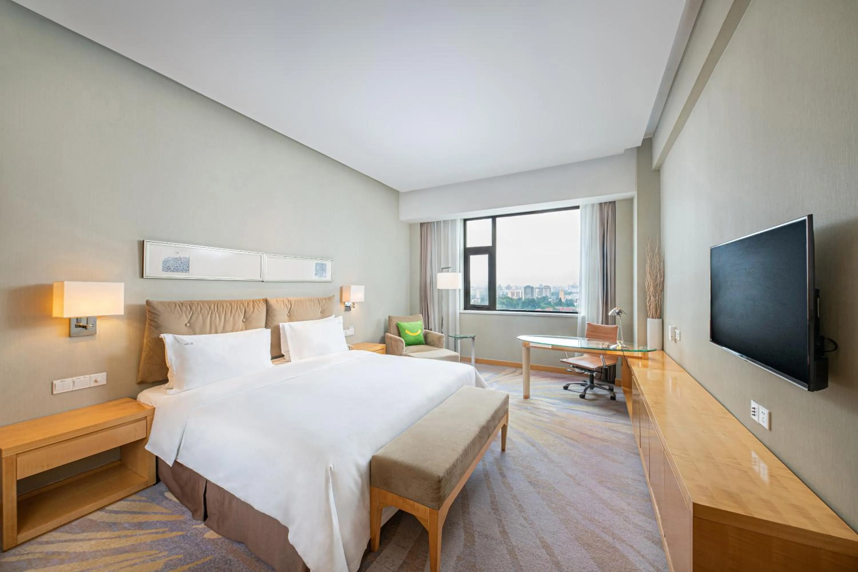 Bedroom, Bed in Holiday Inn Beijing Deshengmen by IHG on 2nd Ring Road Extension 10-15 minute taxi ride to Shichahai Lama Temple Drum Tower Close to Beijing North Station for Badaling Great Wall Near Exit B Jishuitan Metro Line 2