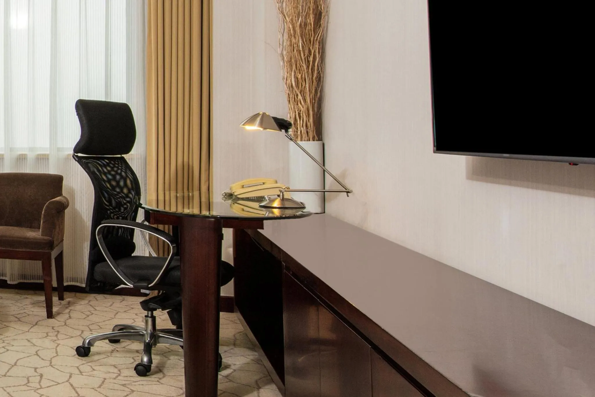 Bedroom in Holiday Inn Beijing Deshengmen by IHG on 2nd Ring Road Extension 10-15 minute taxi ride to Shichahai Lama Temple Drum Tower Close to Beijing North Station for Badaling Great Wall Near Exit B Jishuitan Metro Line 2