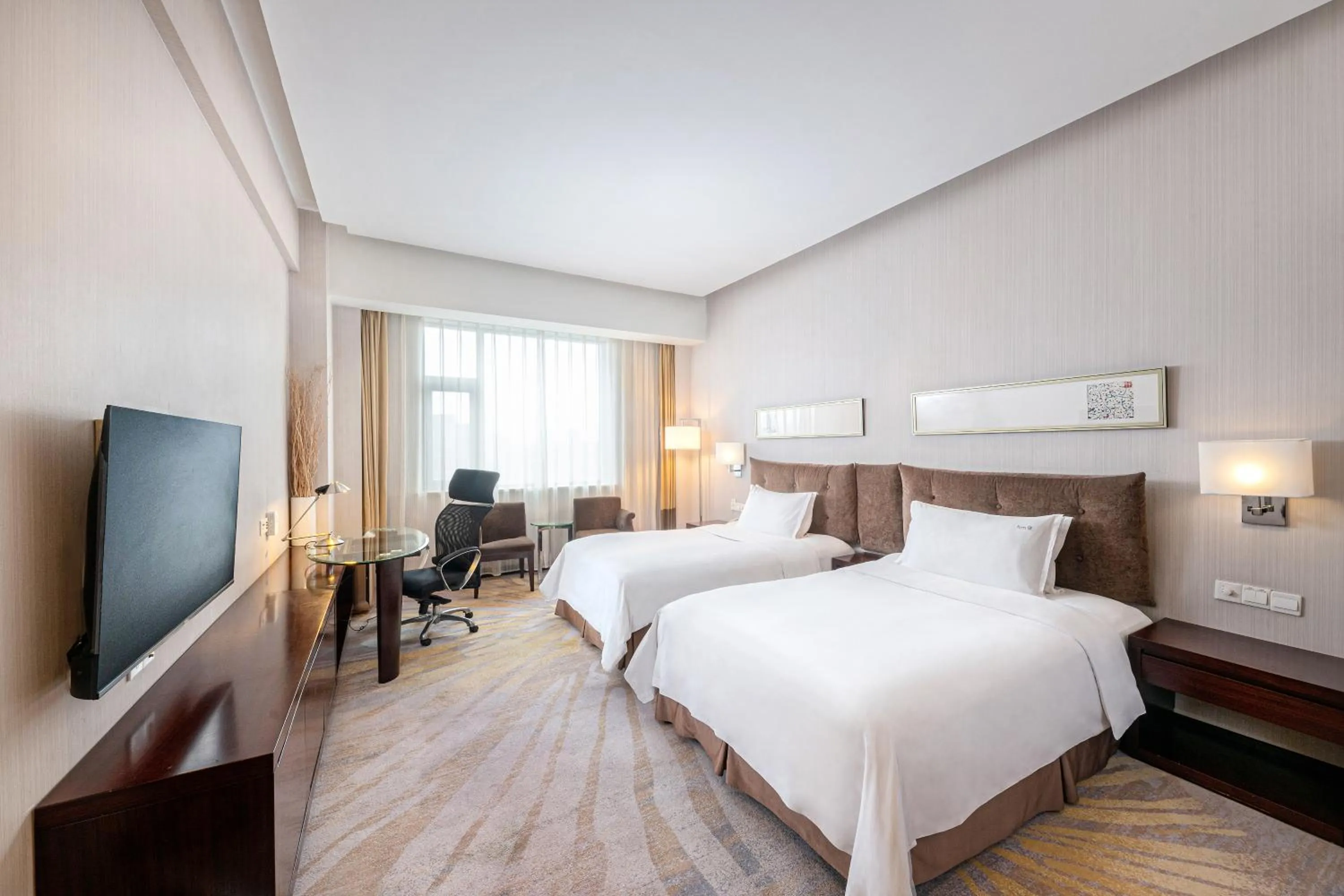 Photo of the whole room, Bed in Holiday Inn Beijing Deshengmen by IHG on 2nd Ring Road Extension 10-15 minute taxi ride to Shichahai Lama Temple Drum Tower Close to Beijing North Station for Badaling Great Wall Near Exit B Jishuitan Metro Line 2