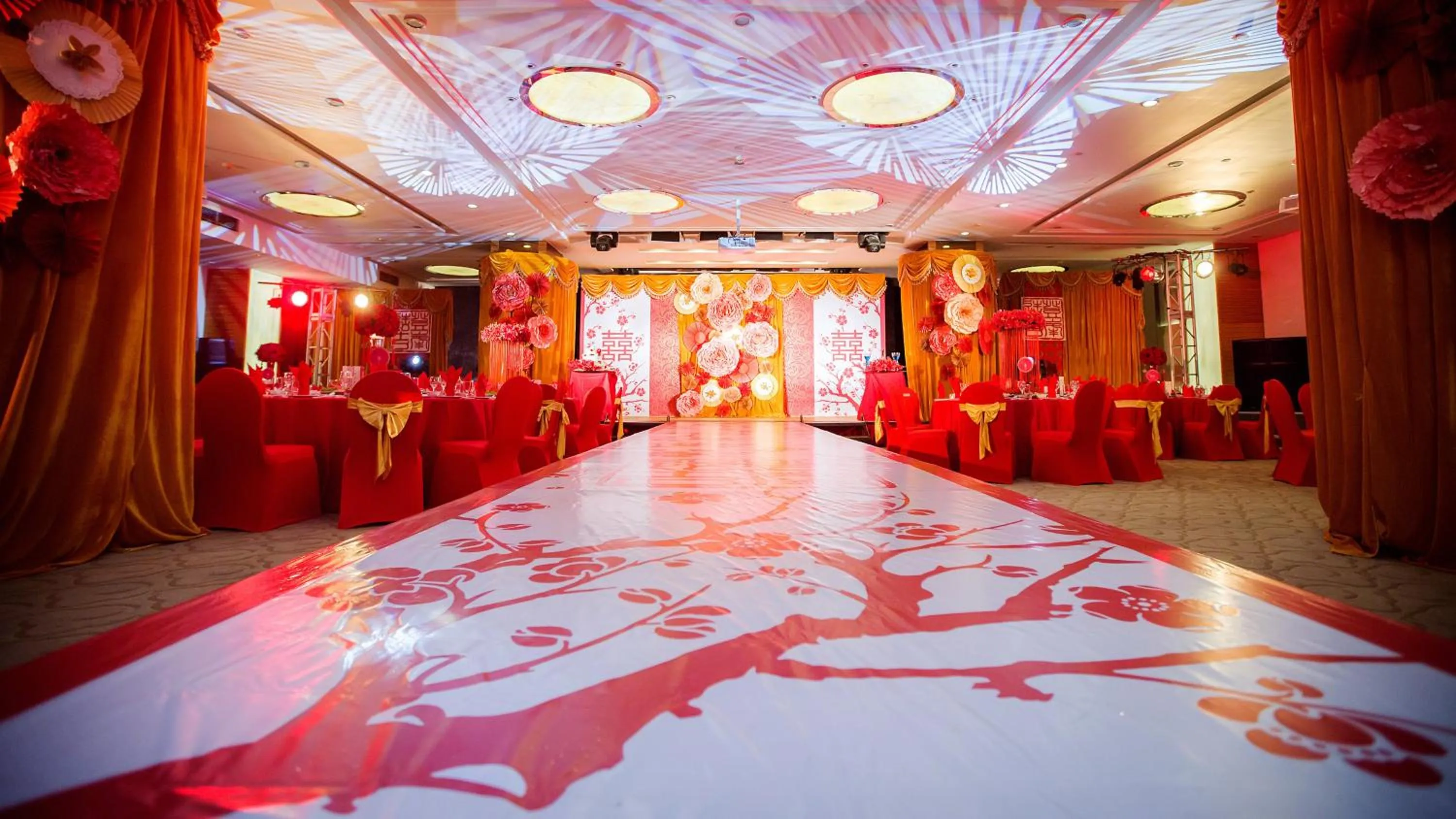 Meeting/conference room in Holiday Inn Beijing Deshengmen by IHG on 2nd Ring Road Extension 10-15 minute taxi ride to Shichahai Lama Temple Drum Tower Close to Beijing North Station for Badaling Great Wall Near Exit B Jishuitan Metro Line 2