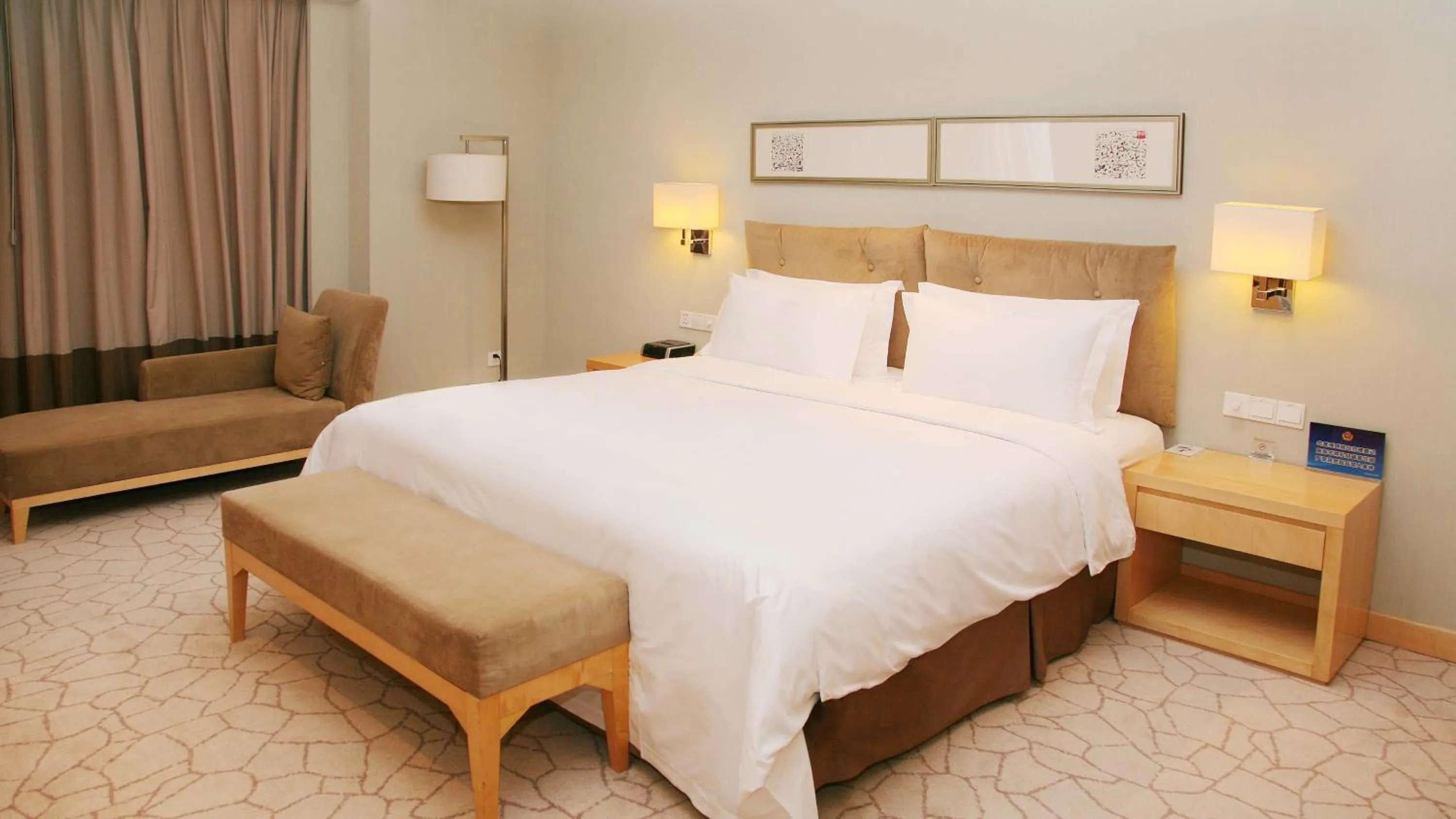 Photo of the whole room, Bed in Holiday Inn Beijing Deshengmen by IHG on 2nd Ring Road Extension 10-15 minute taxi ride to Shichahai Lama Temple Drum Tower Close to Beijing North Station for Badaling Great Wall Near Exit B Jishuitan Metro Line 2