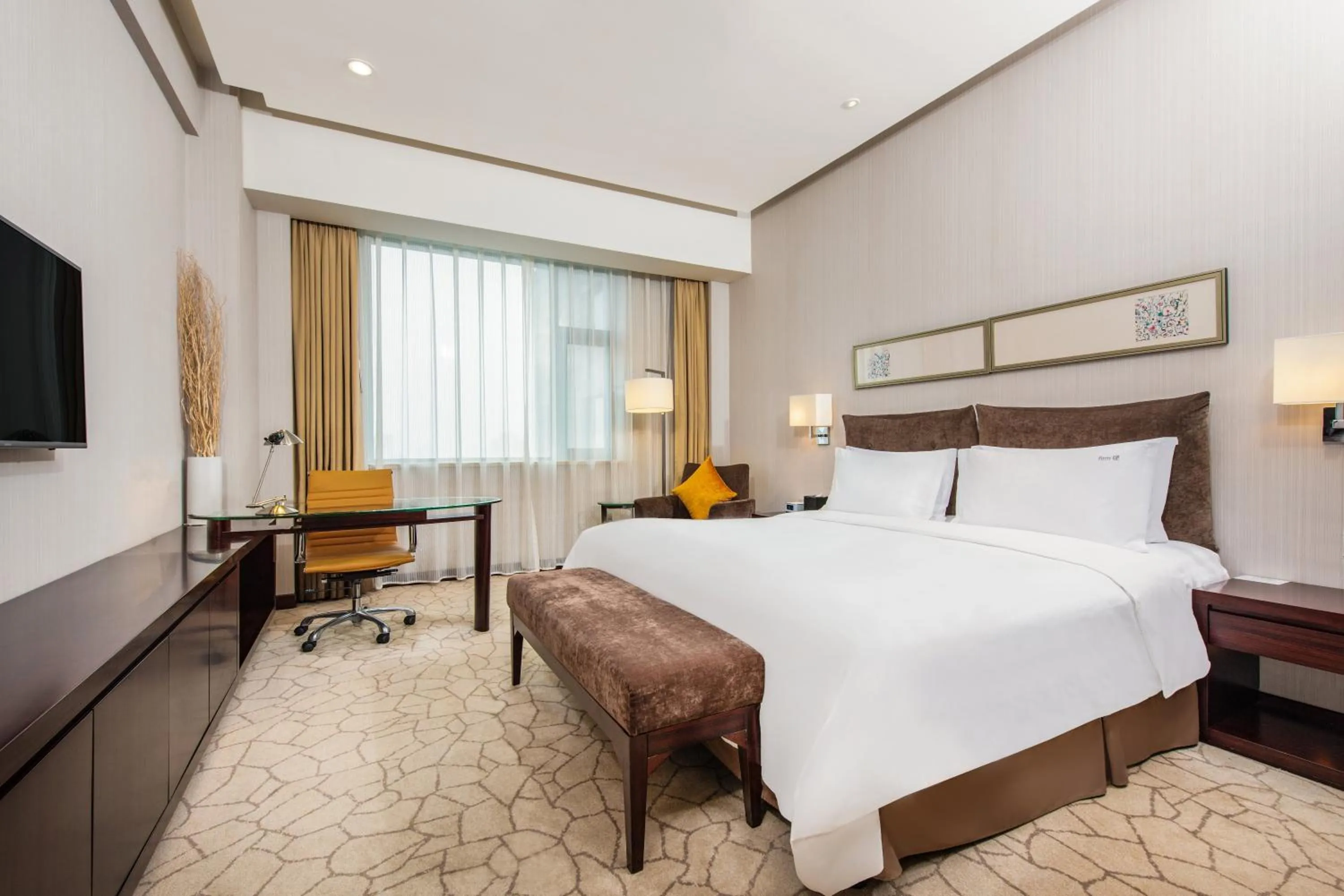 Photo of the whole room, Bed in Holiday Inn Beijing Deshengmen by IHG on 2nd Ring Road Extension 10-15 minute taxi ride to Shichahai Lama Temple Drum Tower Close to Beijing North Station for Badaling Great Wall Near Exit B Jishuitan Metro Line 2