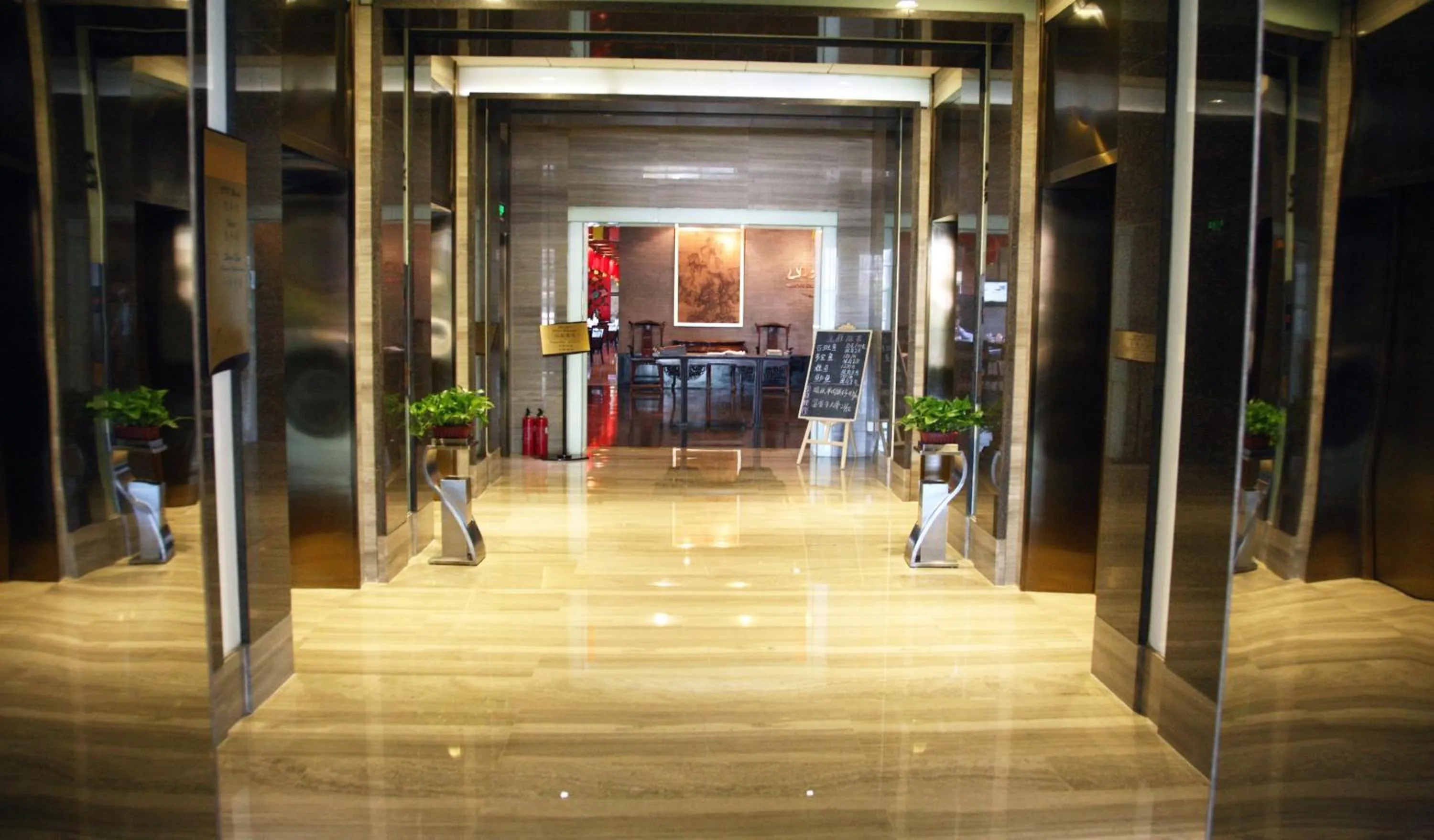 Lobby or reception in Holiday Inn Beijing Deshengmen by IHG on 2nd Ring Road Extension 10-15 minute taxi ride to Shichahai Lama Temple Drum Tower Close to Beijing North Station for Badaling Great Wall Near Exit B Jishuitan Metro Line 2