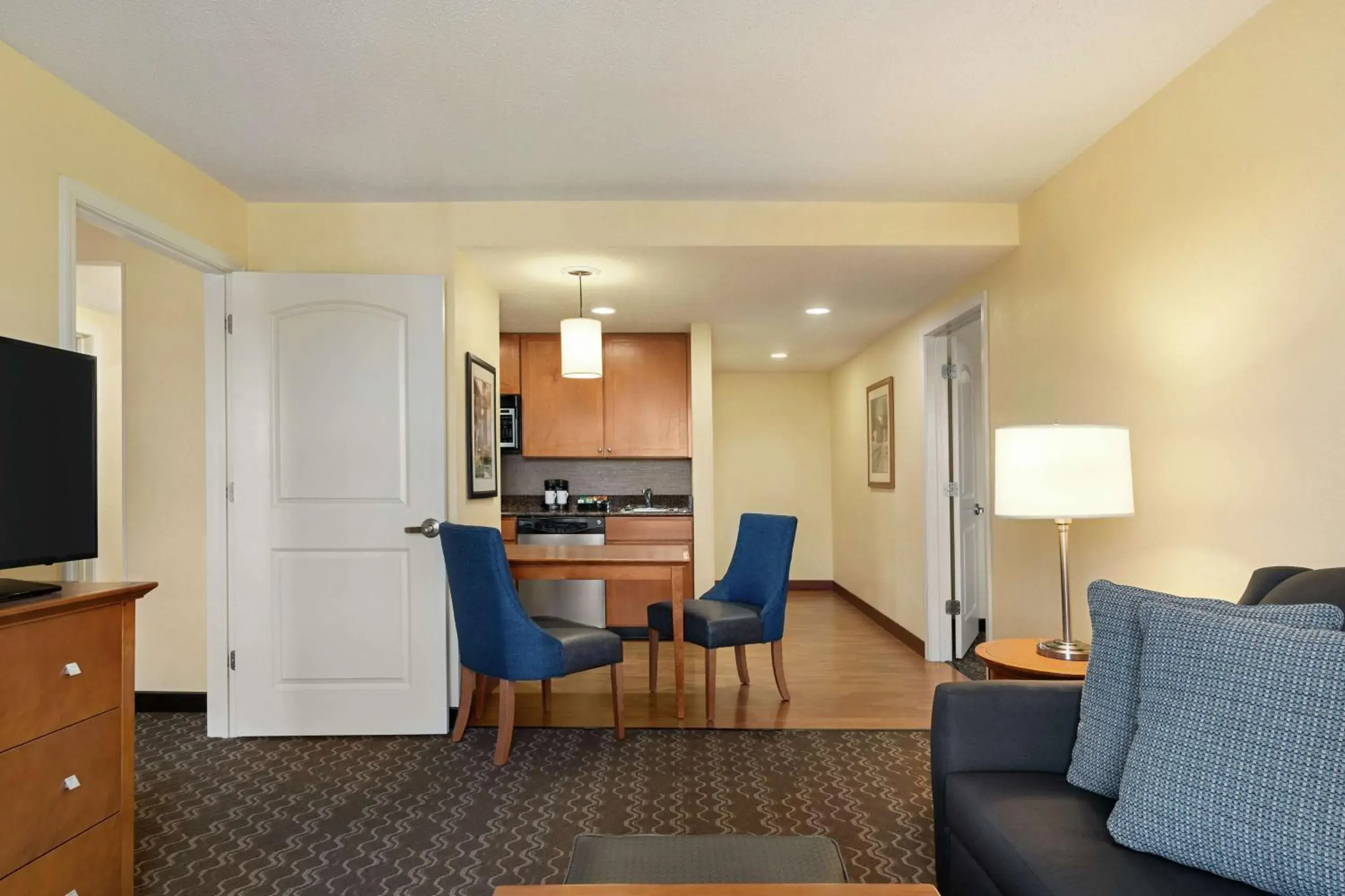 Two Bedroom Suite with One King and Two Queen Beds - Non-Smoking in Homewood Suites by Hilton Allentown-Bethlehem Airport Two Bedroom Suite with One King and Two Queen Beds - Non-Smoking in Homewood Suites by Hilton Allentown-Bethlehem Airport