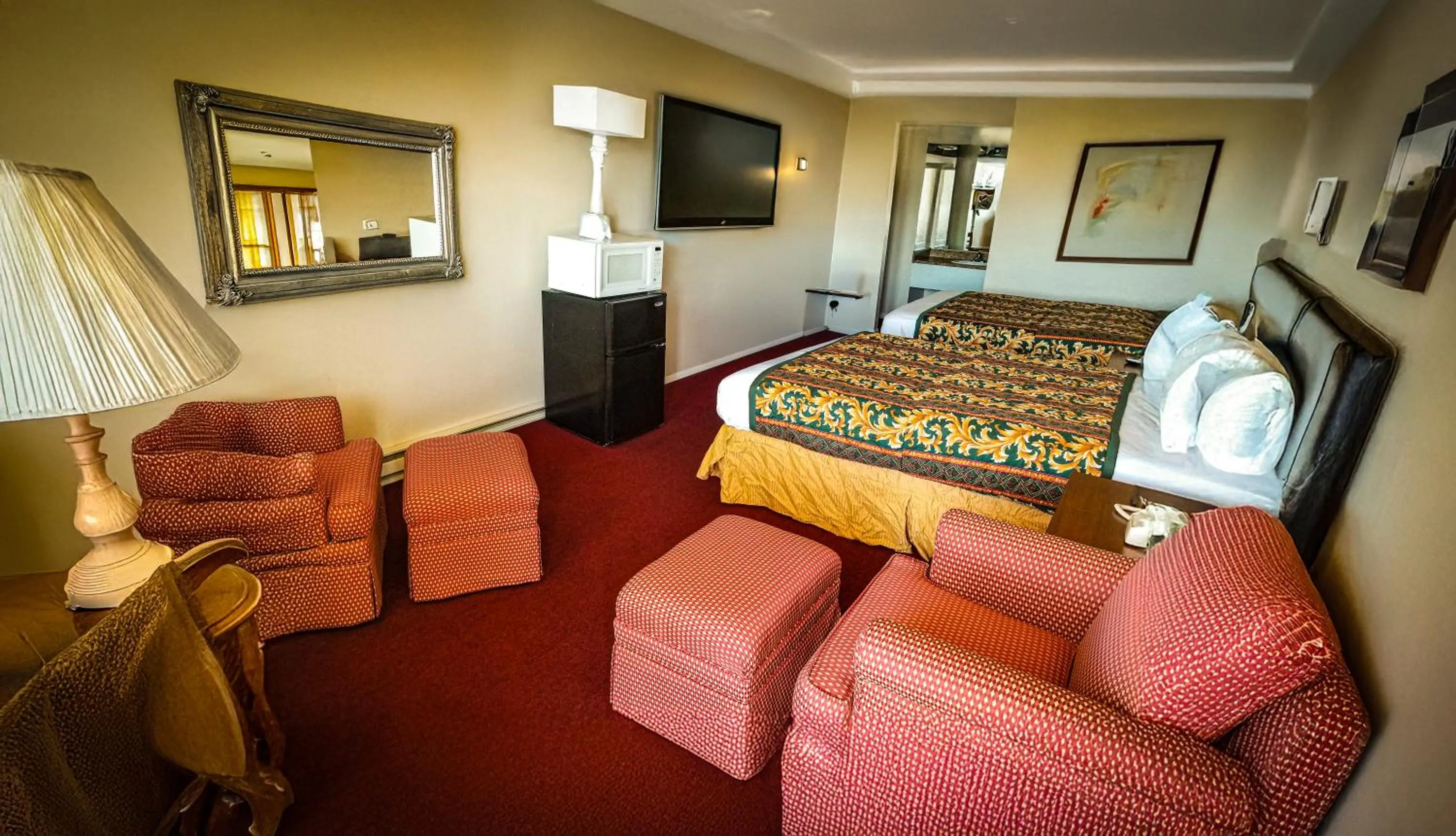 Bathroom, Bed in Travel Inn