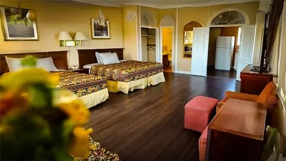 Bathroom, Bed in Travel Inn