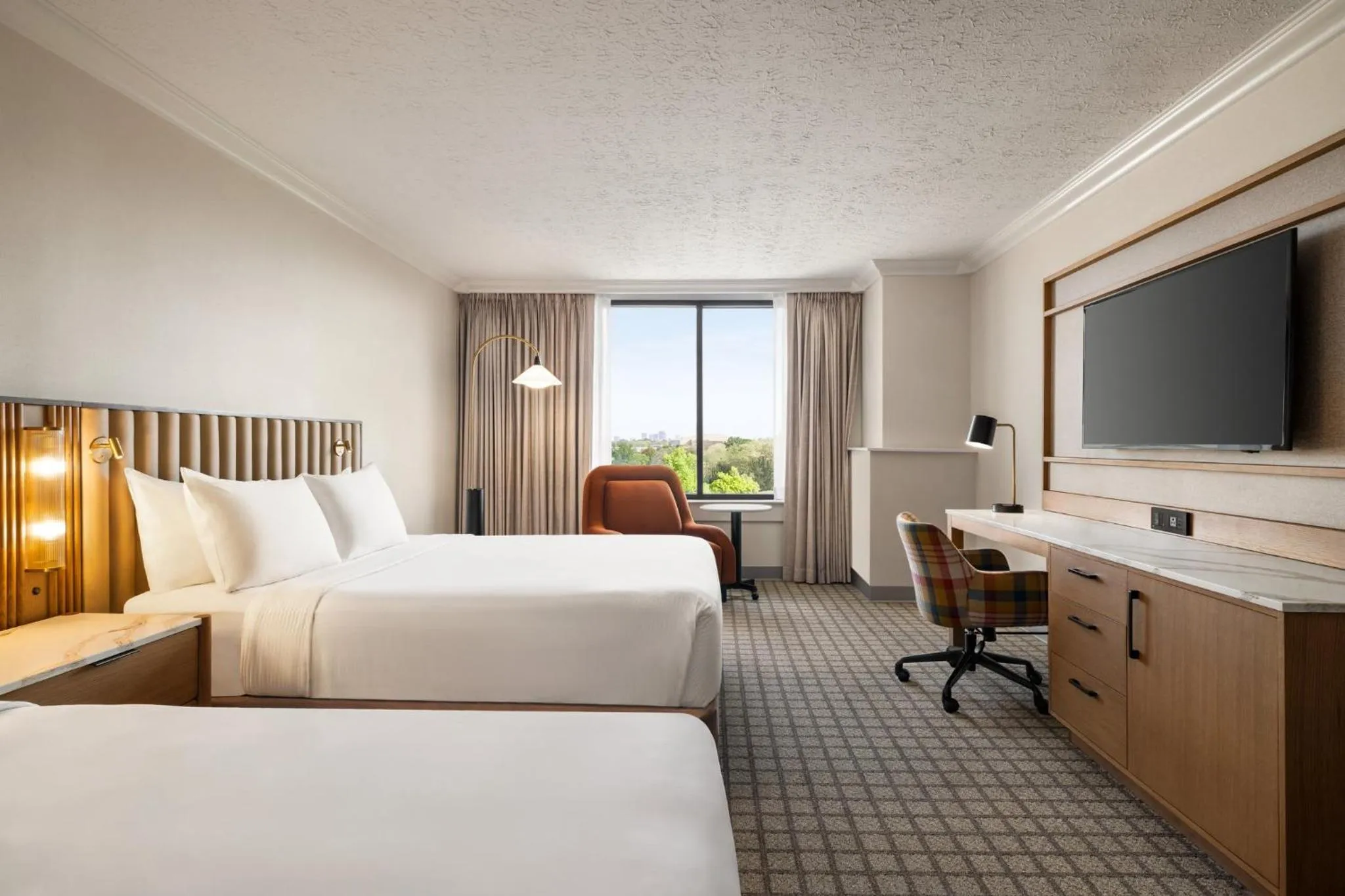 Photo of the whole room, Bed in Crowne Plaza Louisville Airport Expo Ctr by IHG