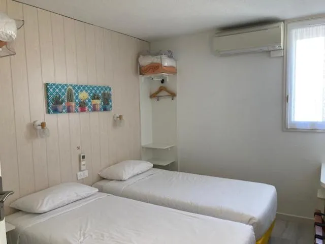 Bed in Logis Hôtel- Hôtel Restaurant Le Rialto