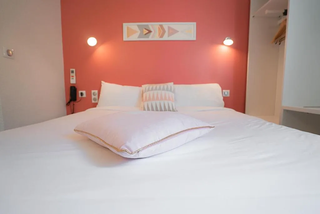 Bed in Logis Hôtel- Hôtel Restaurant Le Rialto