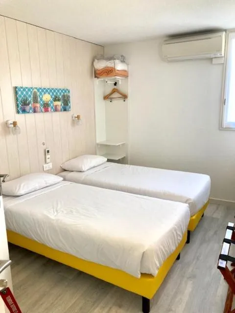 Bed in Logis Hôtel- Hôtel Restaurant Le Rialto