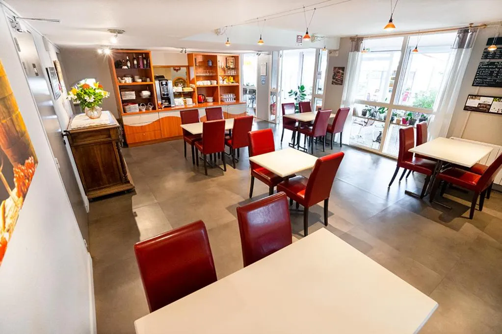 Restaurant/places to eat in Logis Hôtel- Hôtel Restaurant Le Rialto