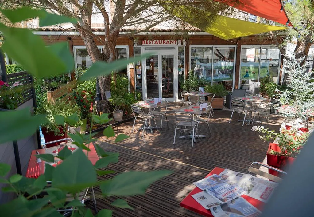 Patio in Logis Hôtel- Hôtel Restaurant Le Rialto