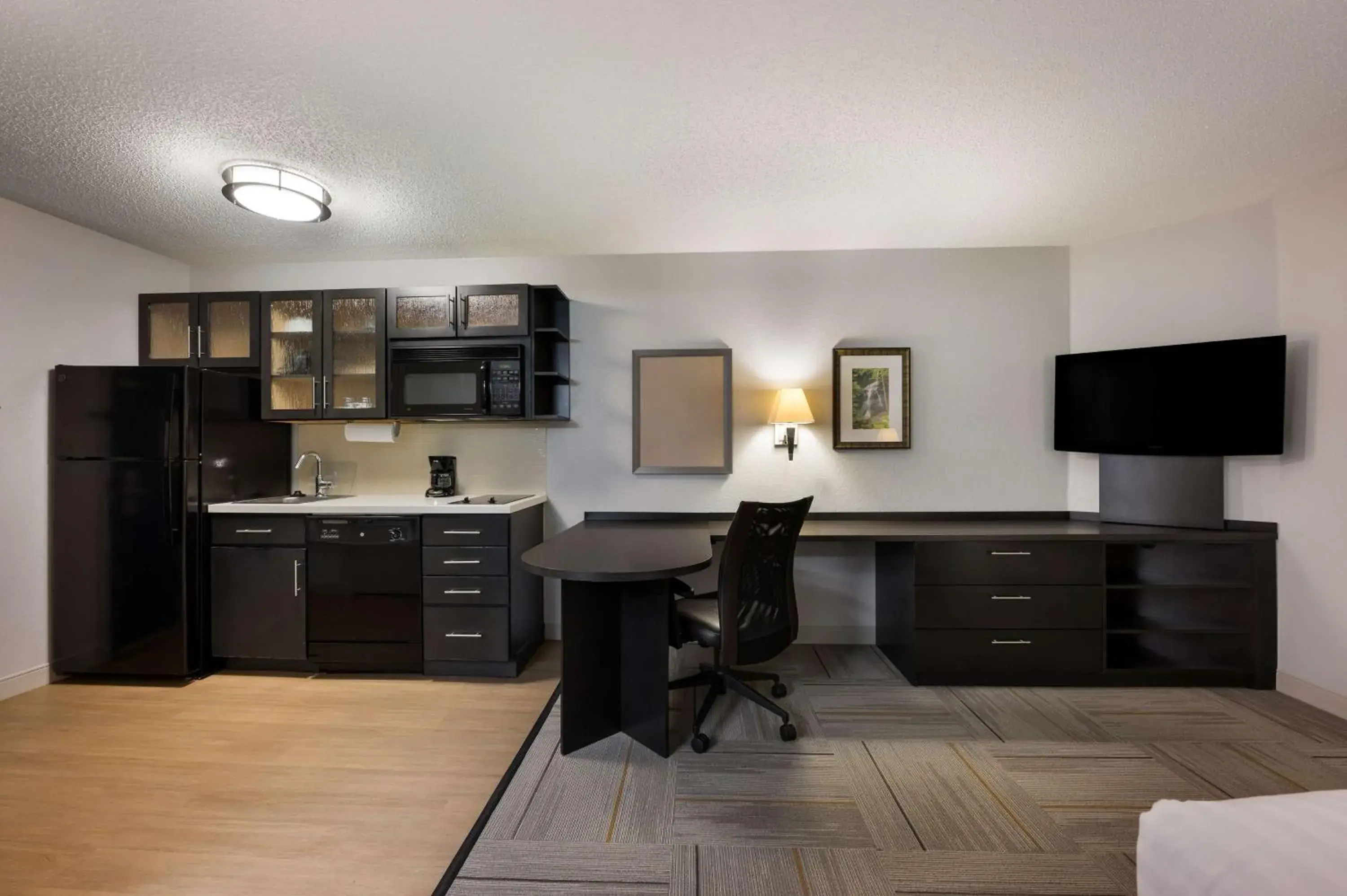 Mobility Accessible Studio Suite Queen Bathtub in Sonesta Simply Suites Huntsville Research Park Mobility Accessible Studio Suite Queen Bathtub in Sonesta Simply Suites Huntsville Research Park