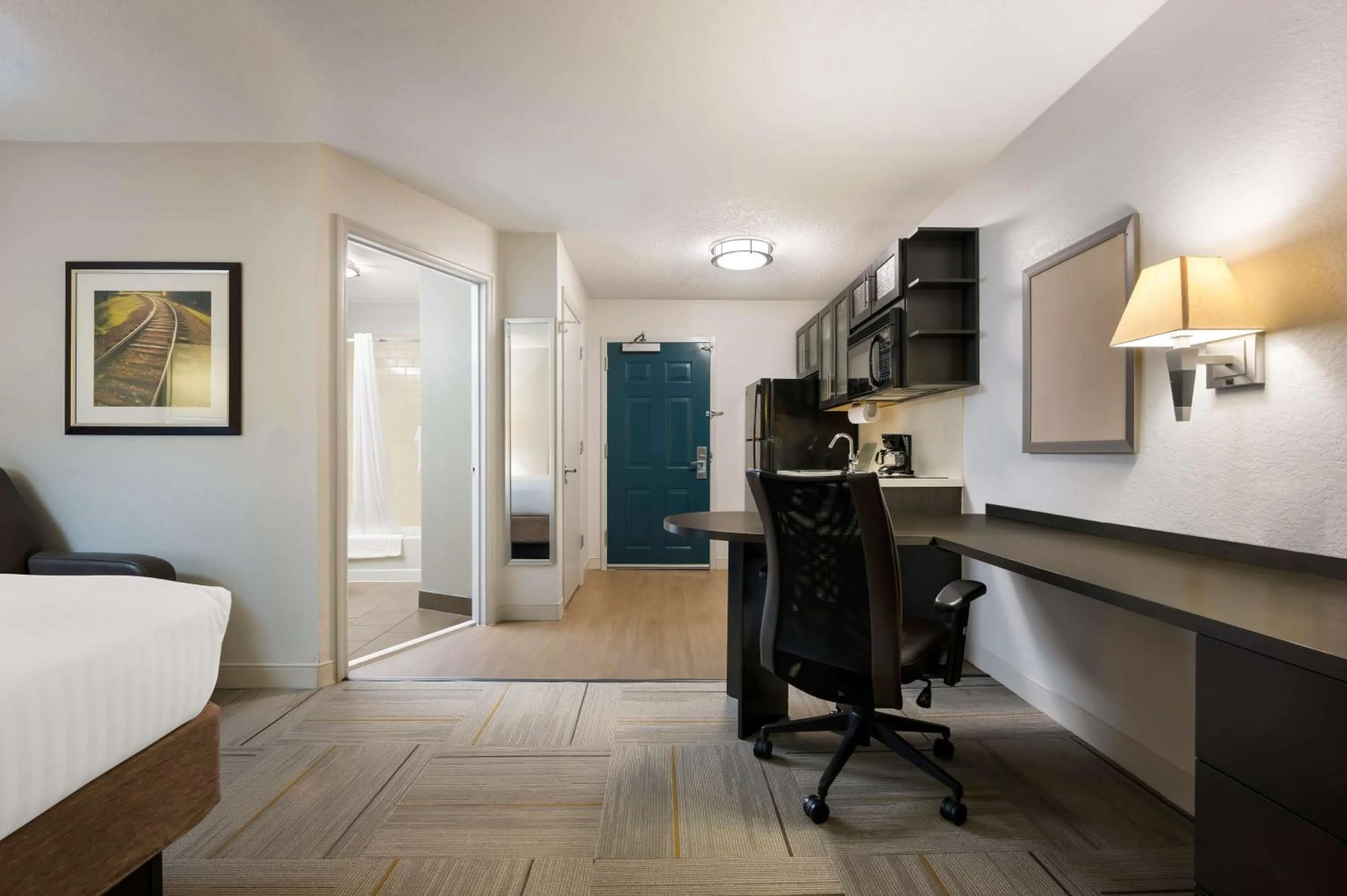 Photo of the whole room, Bed in Sonesta Simply Suites Huntsville Research Park