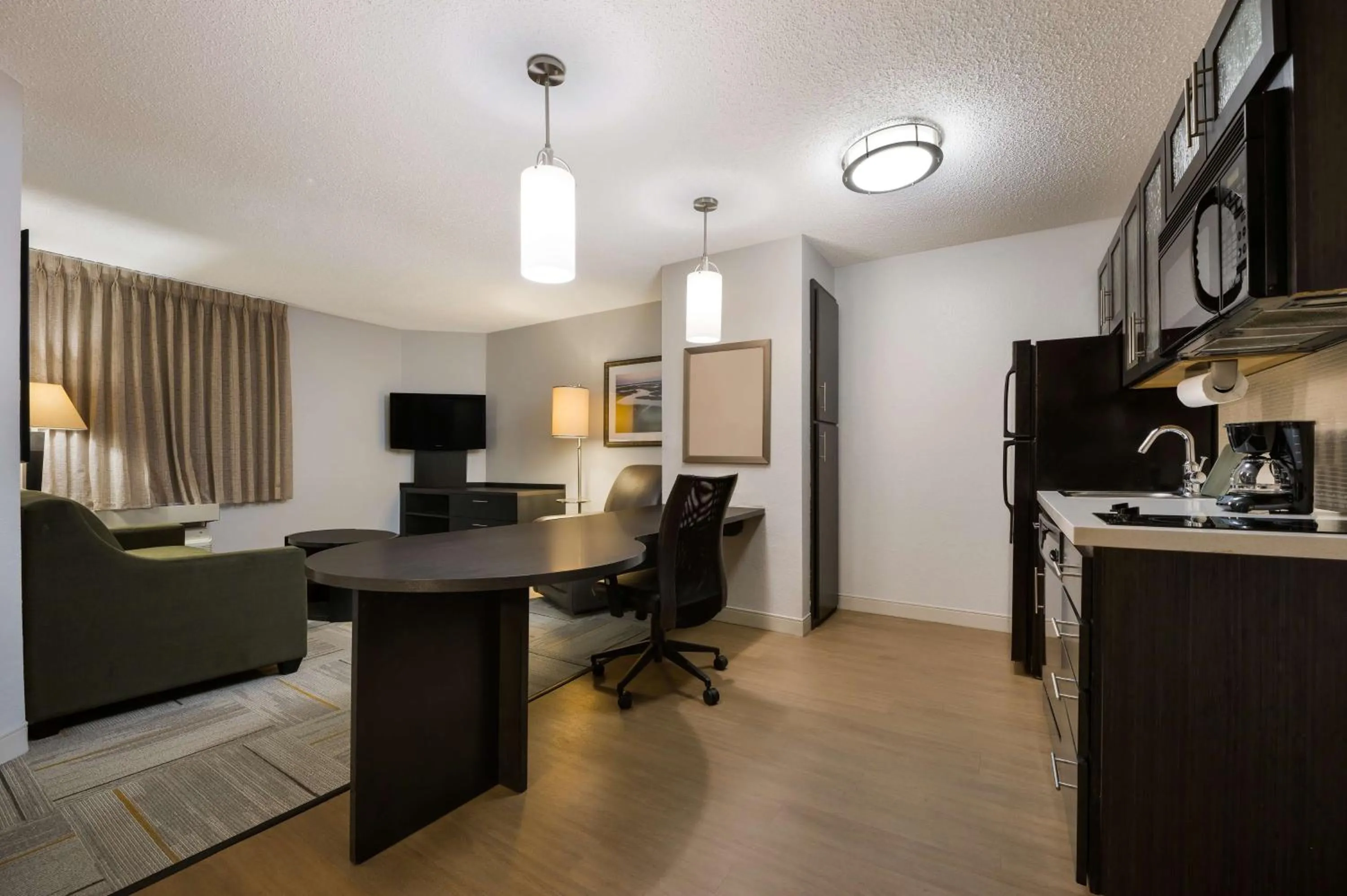 Living room in Sonesta Simply Suites Huntsville Research Park