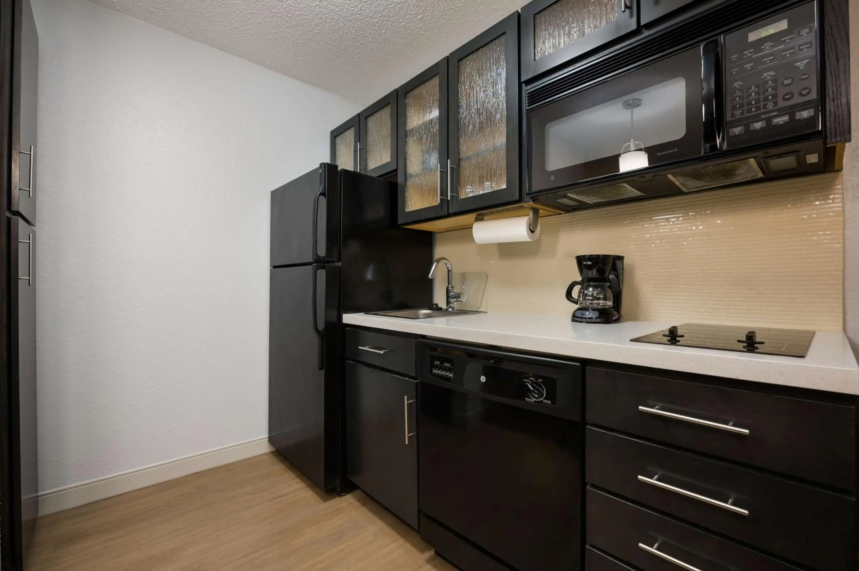 Kitchen or kitchenette in Sonesta Simply Suites Huntsville Research Park