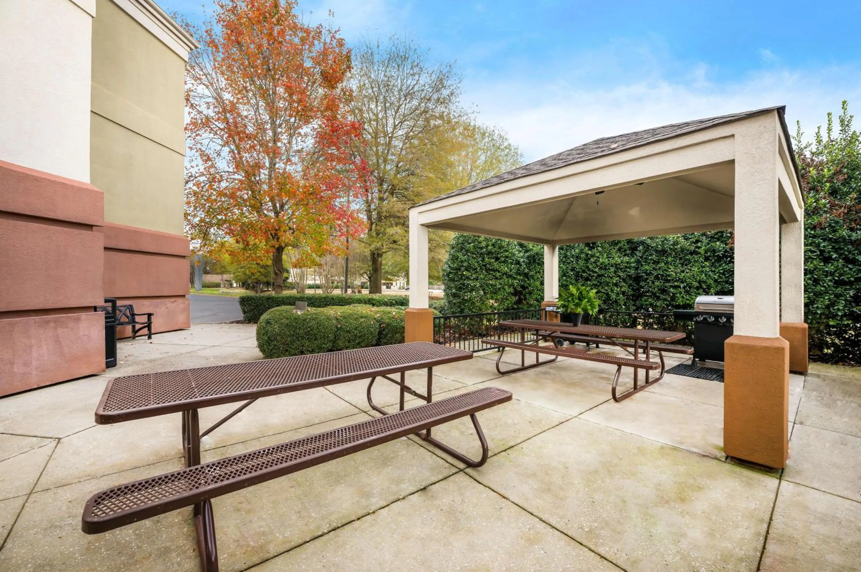 Property building in Sonesta Simply Suites Huntsville Research Park