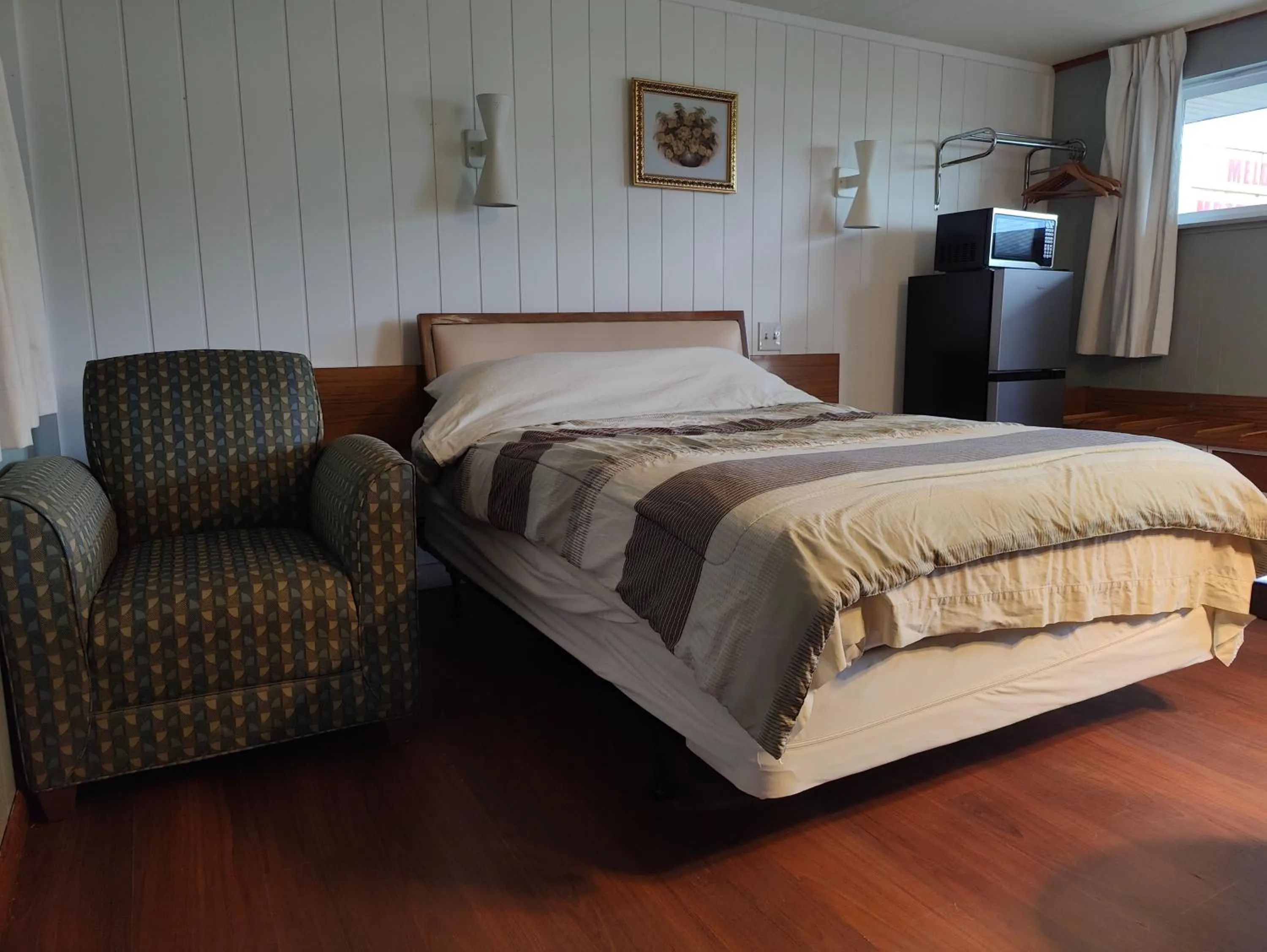 Bedroom, Bed in Melody Motor Lodge