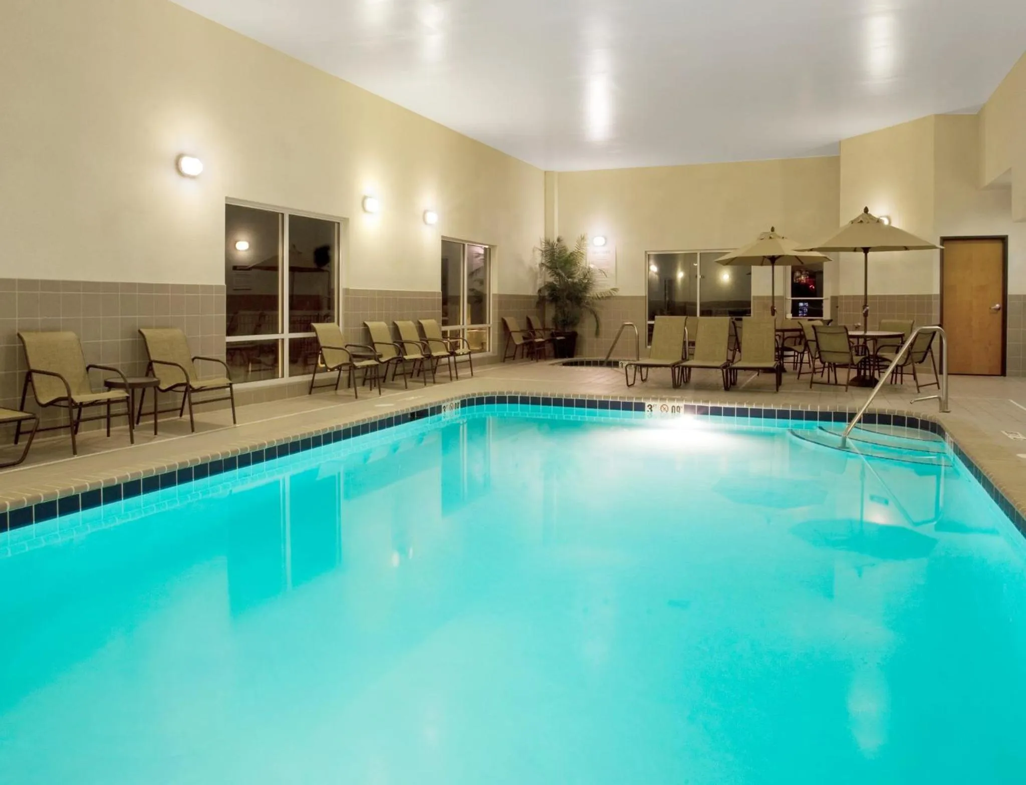 Swimming pool in Holiday Inn Express Hotel & Suites Lake Zurich-Barrington by IHG
