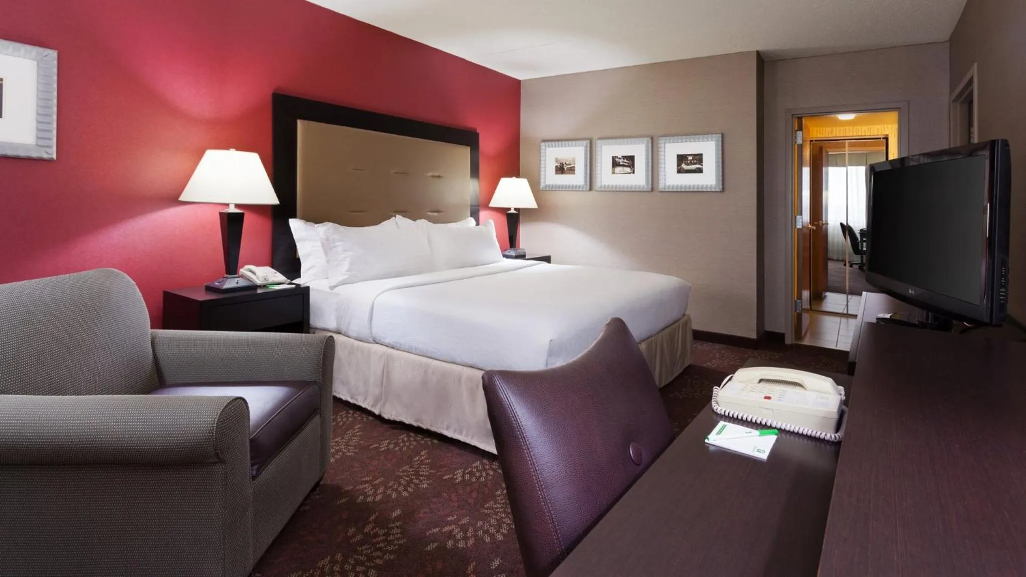 Photo of the whole room, Bed in Holiday Inn Cincinnati Airport by IHG