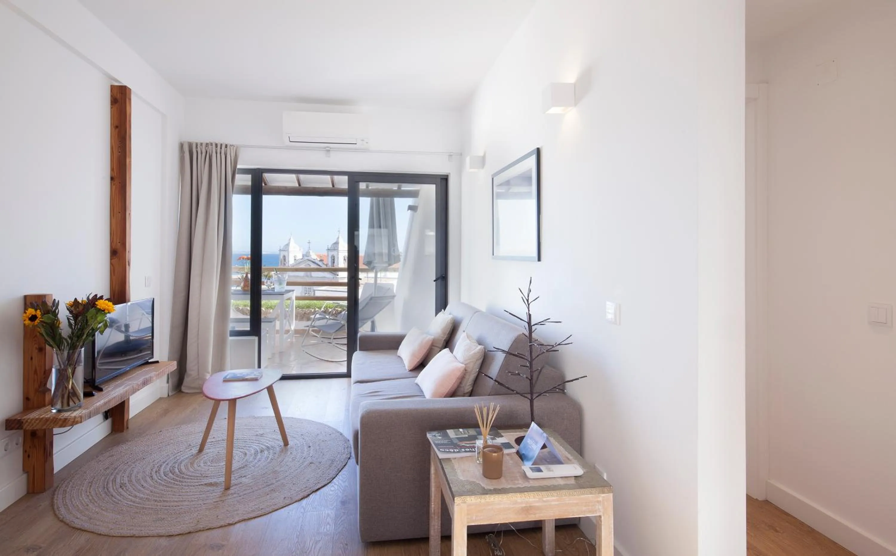 TV and multimedia in The Salty Lodge