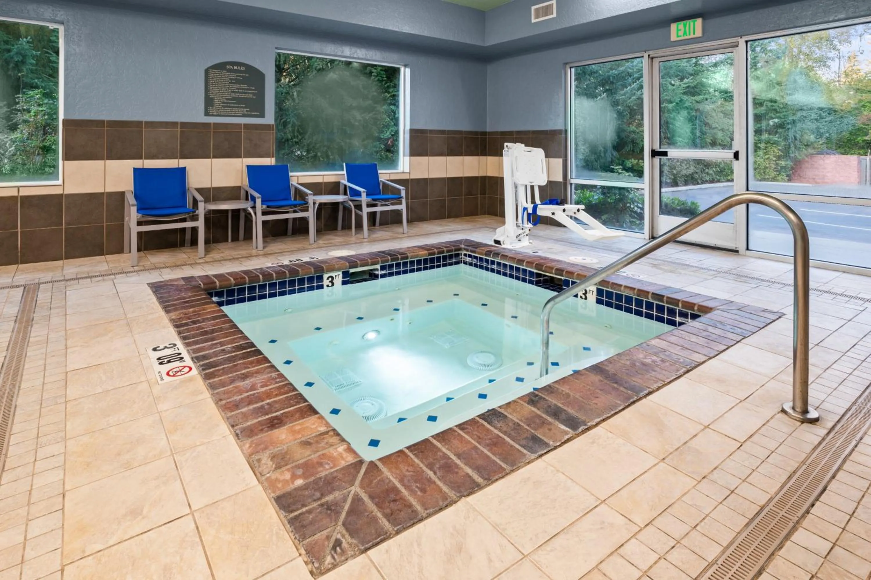 Swimming pool in Holiday Inn Express Hotel & Suites Marysville by IHG