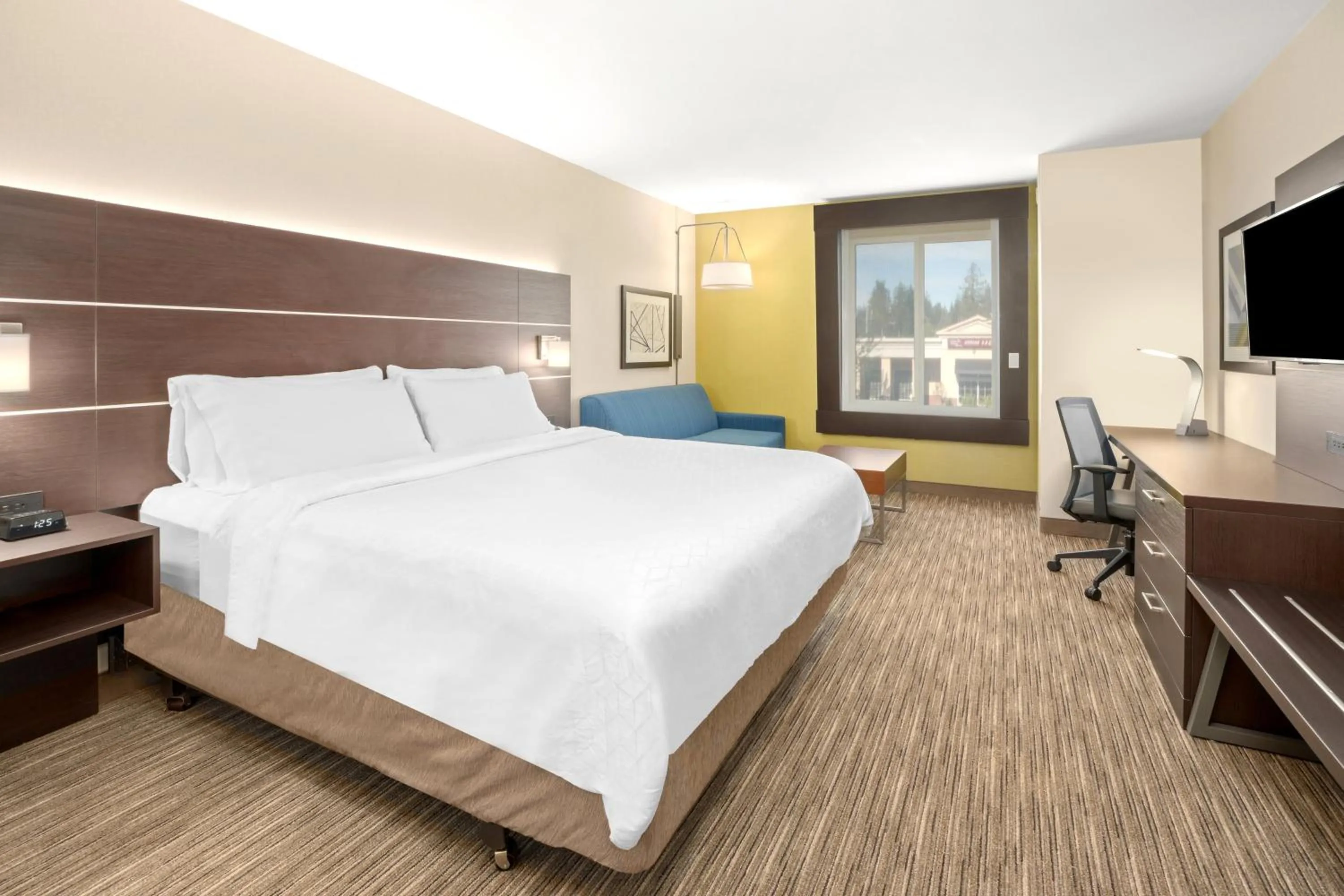 Photo of the whole room, Bed in Holiday Inn Express Hotel & Suites Marysville by IHG