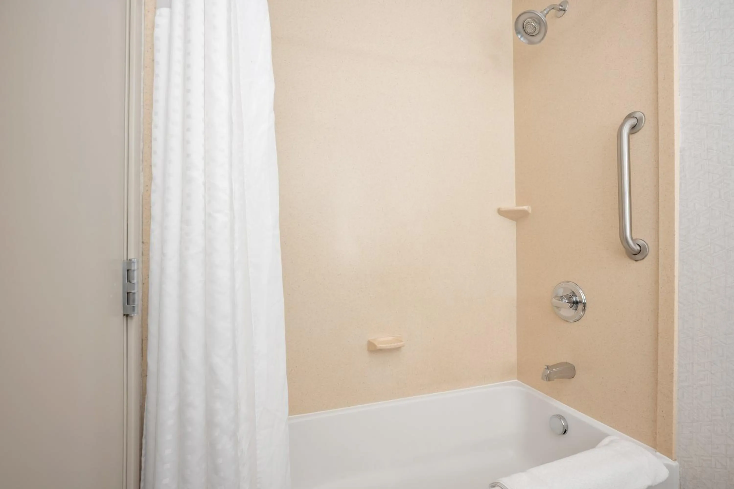 Bathroom, Bed in Holiday Inn Express Hotel & Suites Marysville by IHG