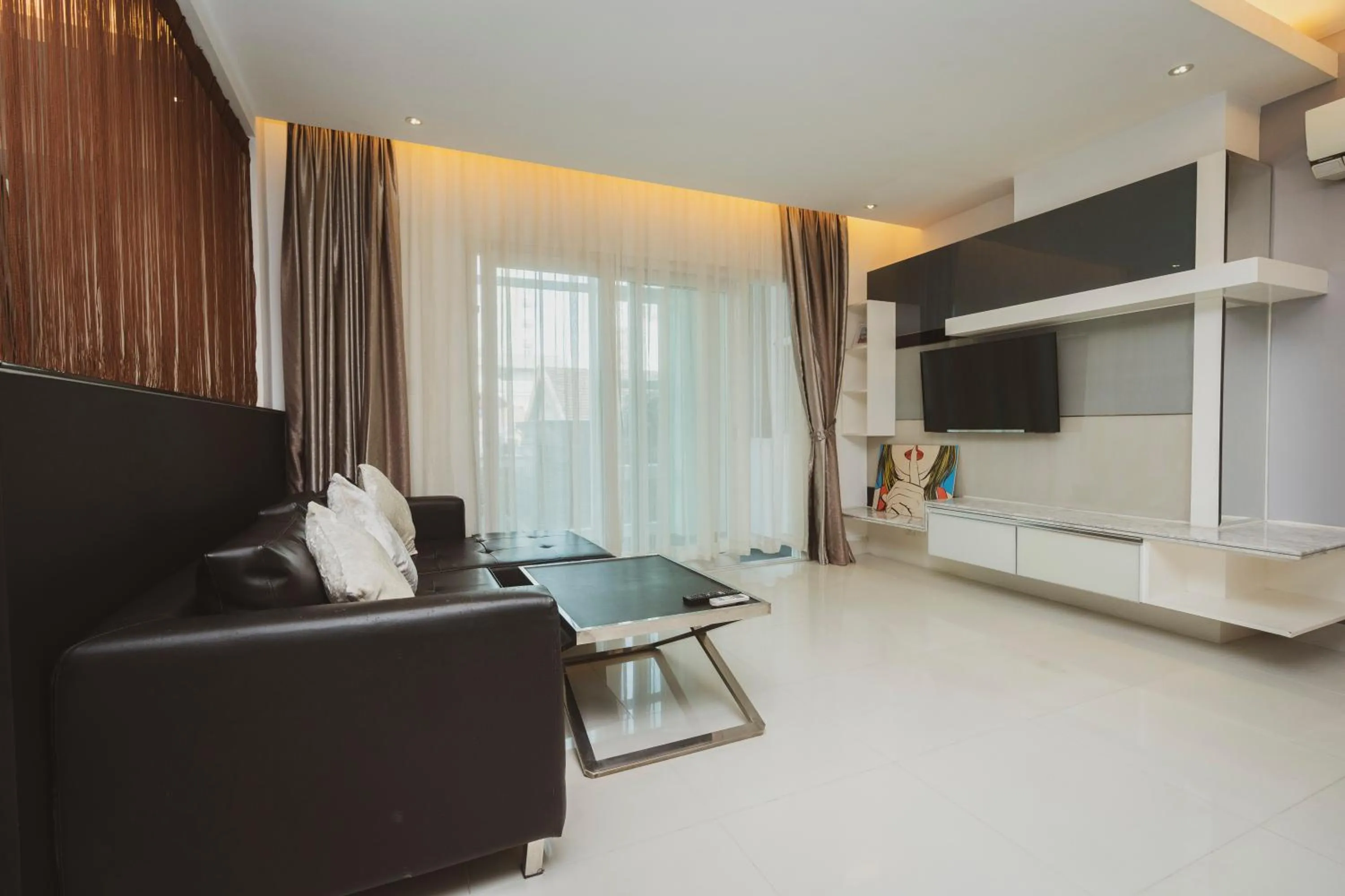 Living room, Bed in Naki Suites @ Silvertown