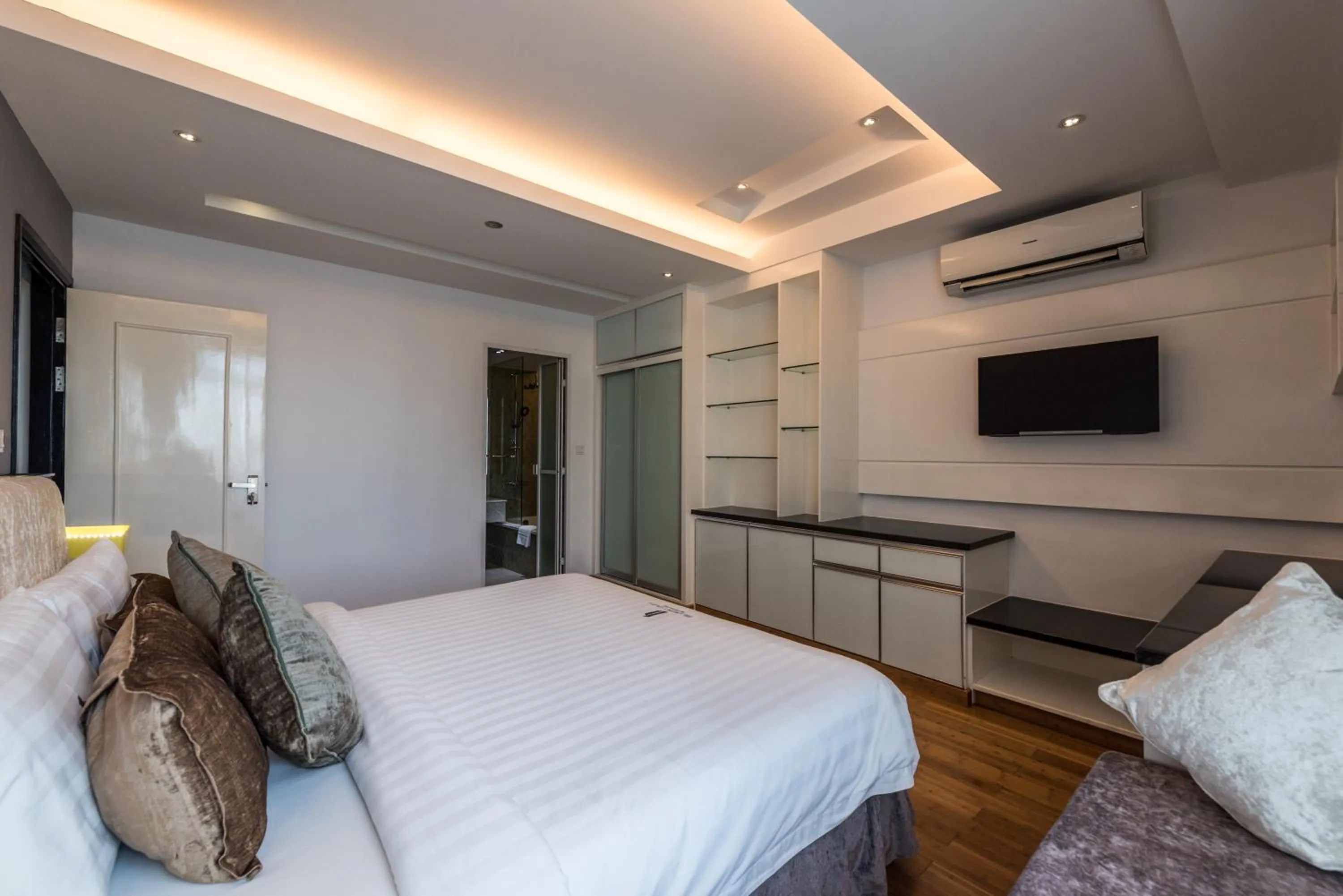 Bedroom, Bed in Naki Suites @ Silvertown