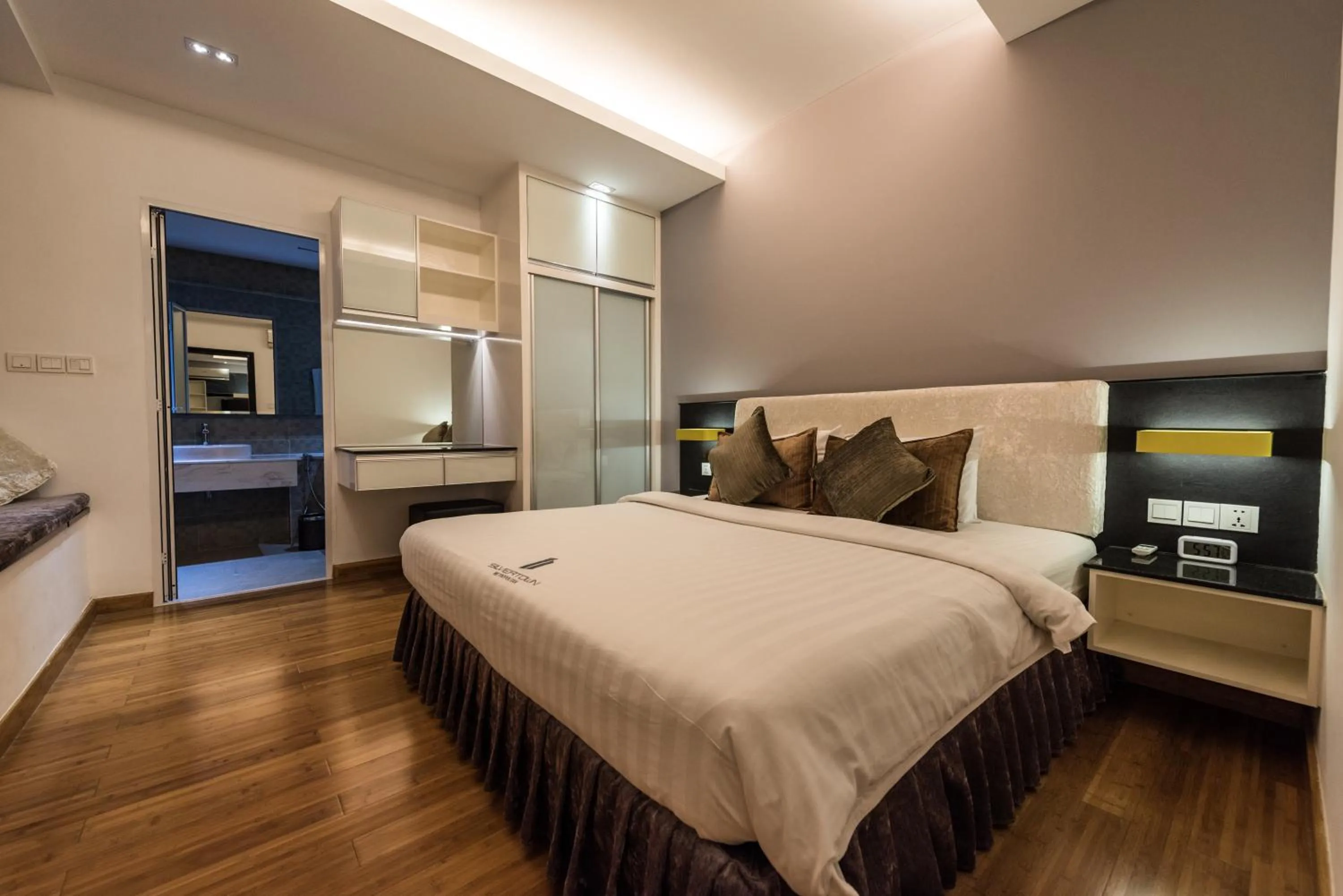 Bedroom, Bed in Naki Suites @ Silvertown